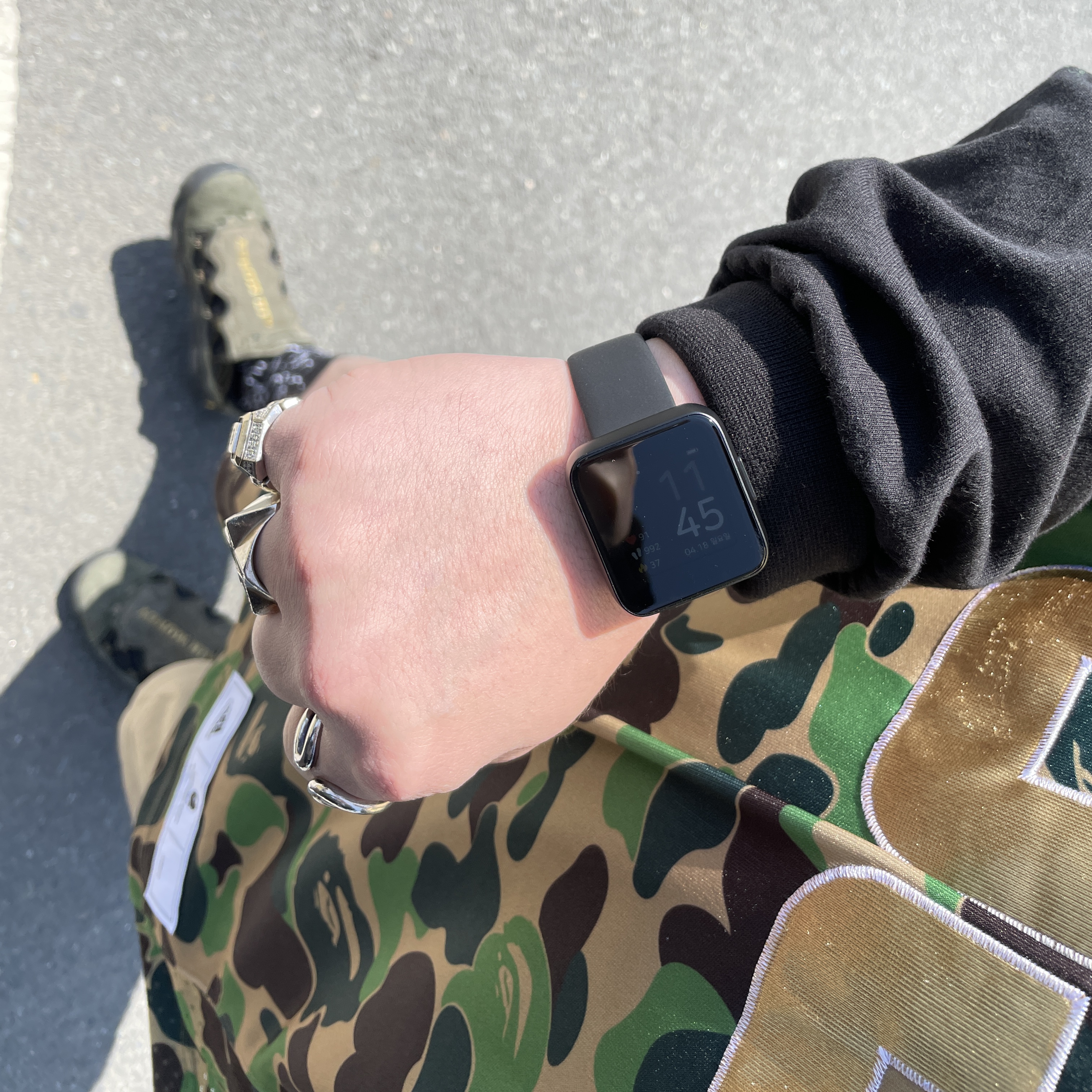 Nike Air More Money Currency Pack (USA), Adidas x BAPE Superstar 80s Green Camo 착용 스타일