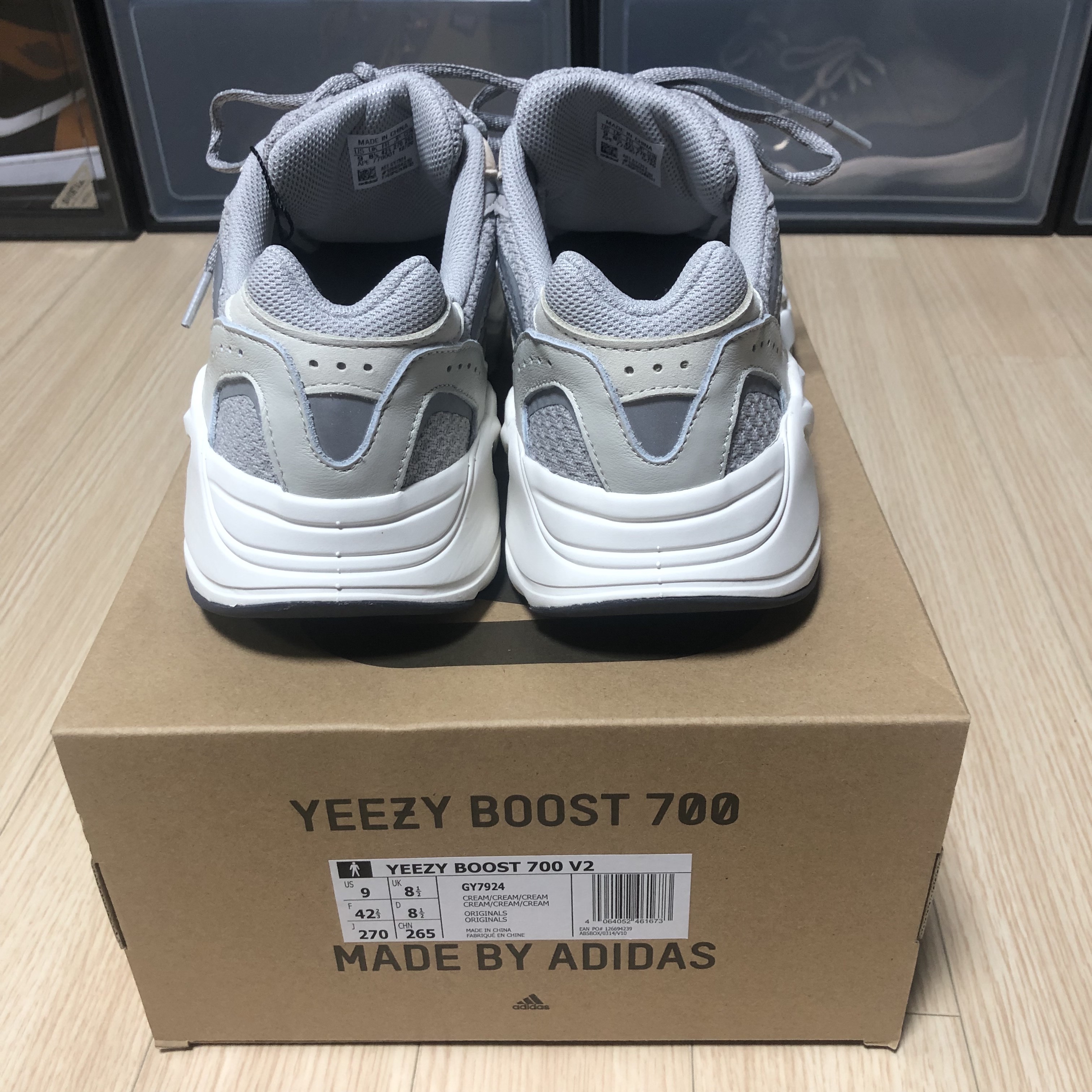 Adidas Yeezy Boost 700 V2 Cream 착용 스타일 - 3