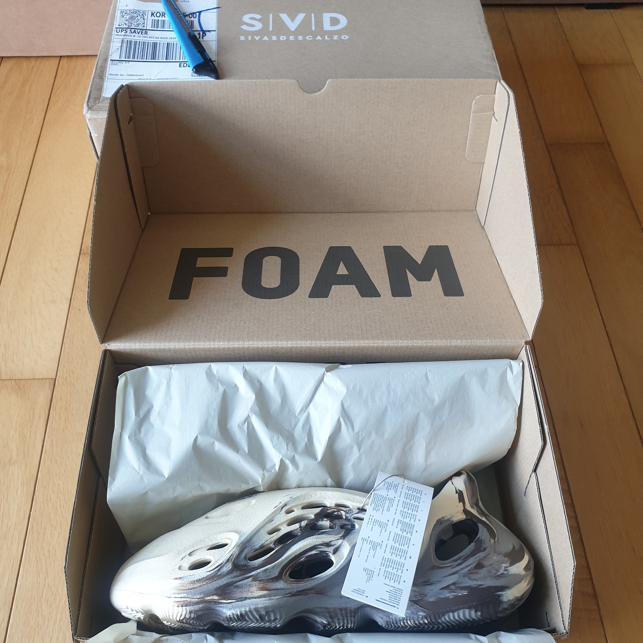 Adidas Yeezy Foam RNNR MX Cream Clay 착용 스타일