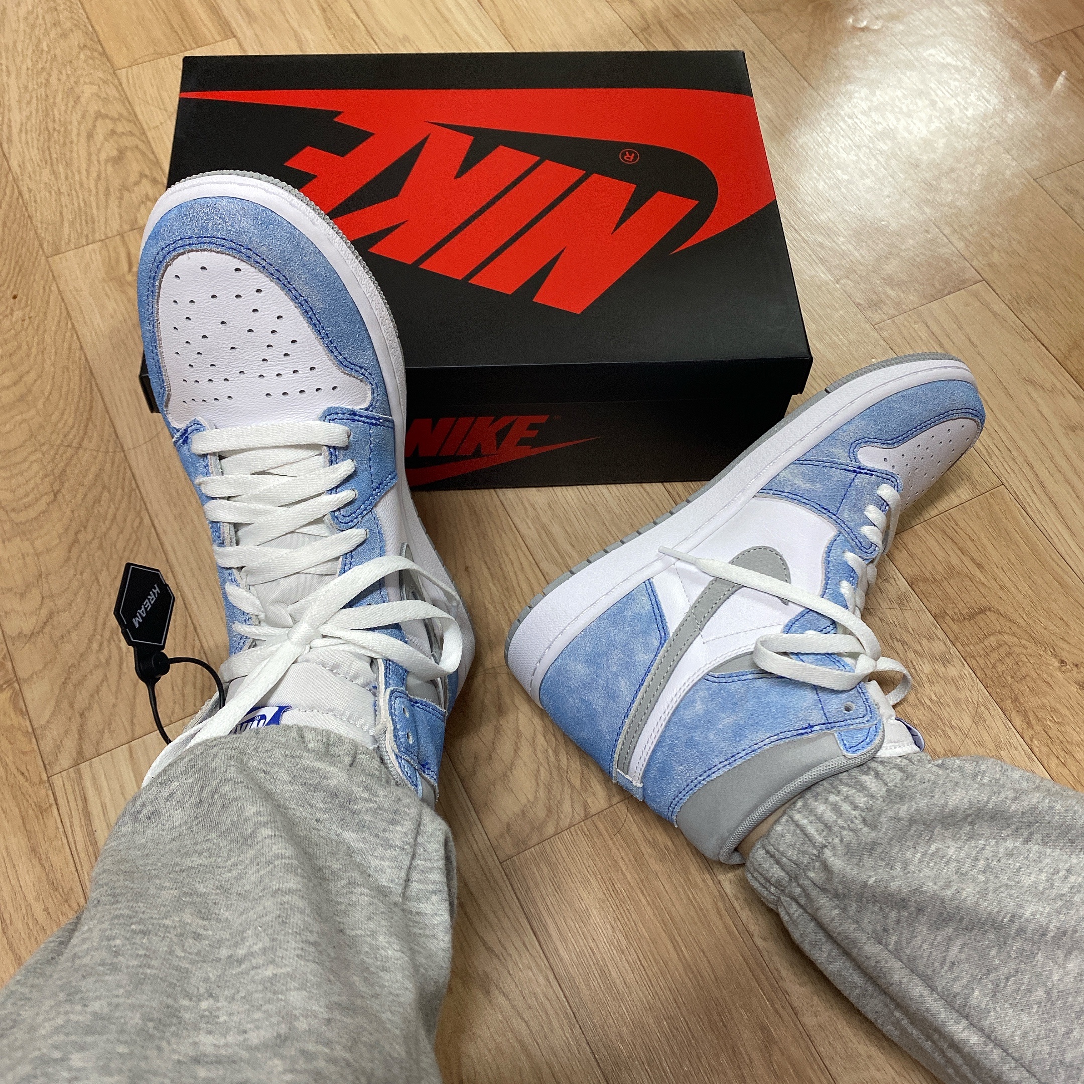Jordan 1 Retro High OG Hyper Royal 착용 스타일