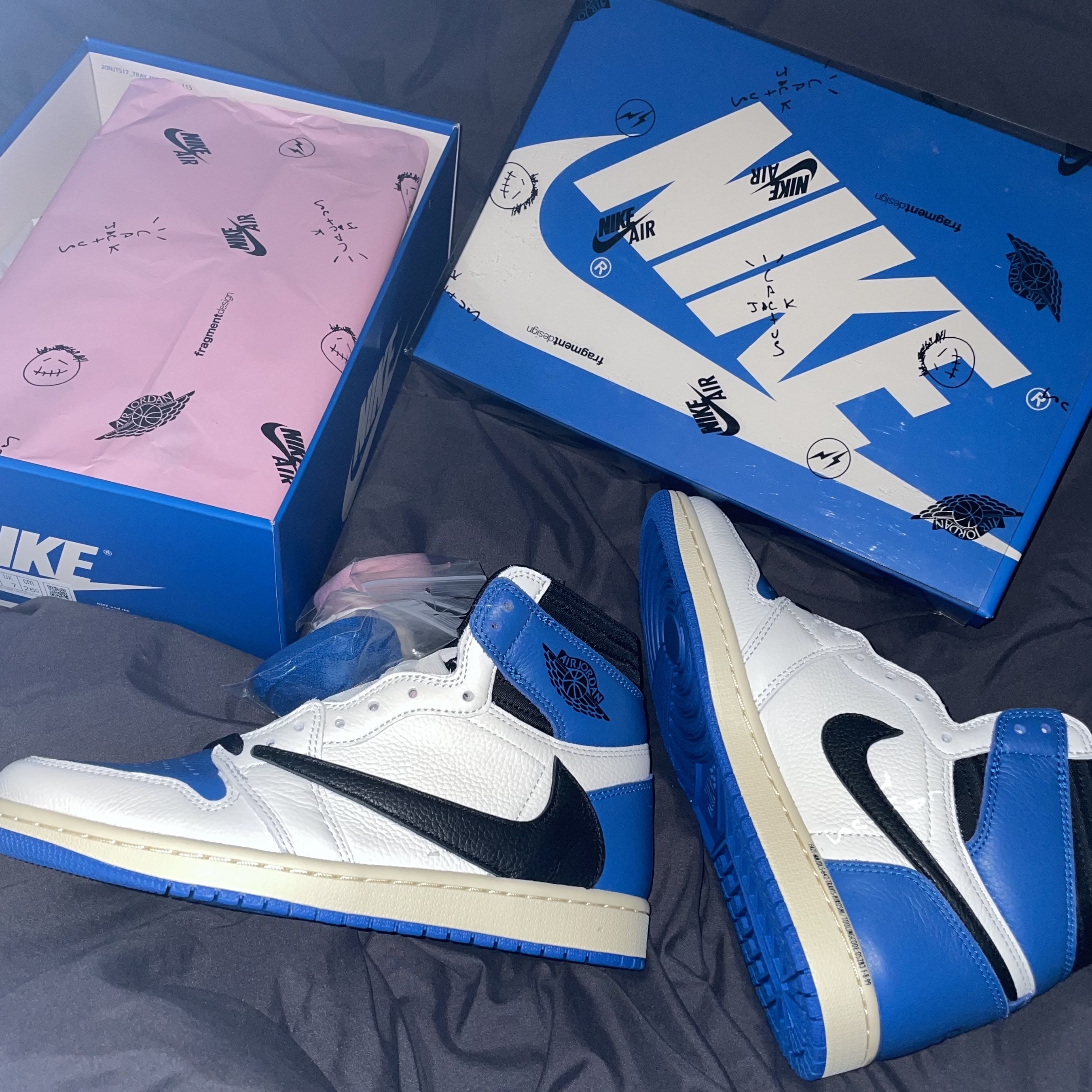 Jordan 1 x Travis Scott x Fragment Retro High OG SP Military Blue 착용 스타일