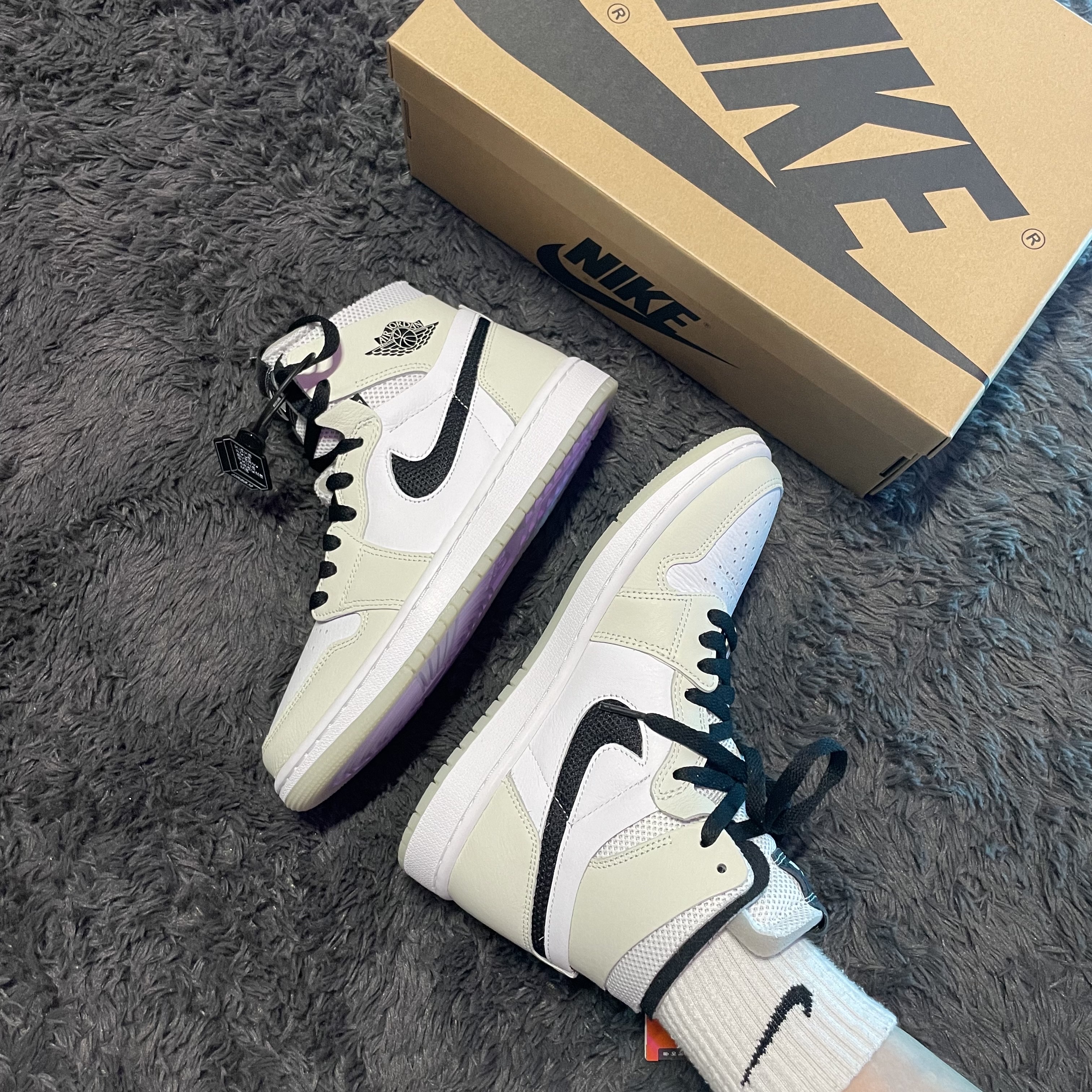 (W) Jordan 1 Zoom Air CMFT Light Bone 착용 스타일 - 1