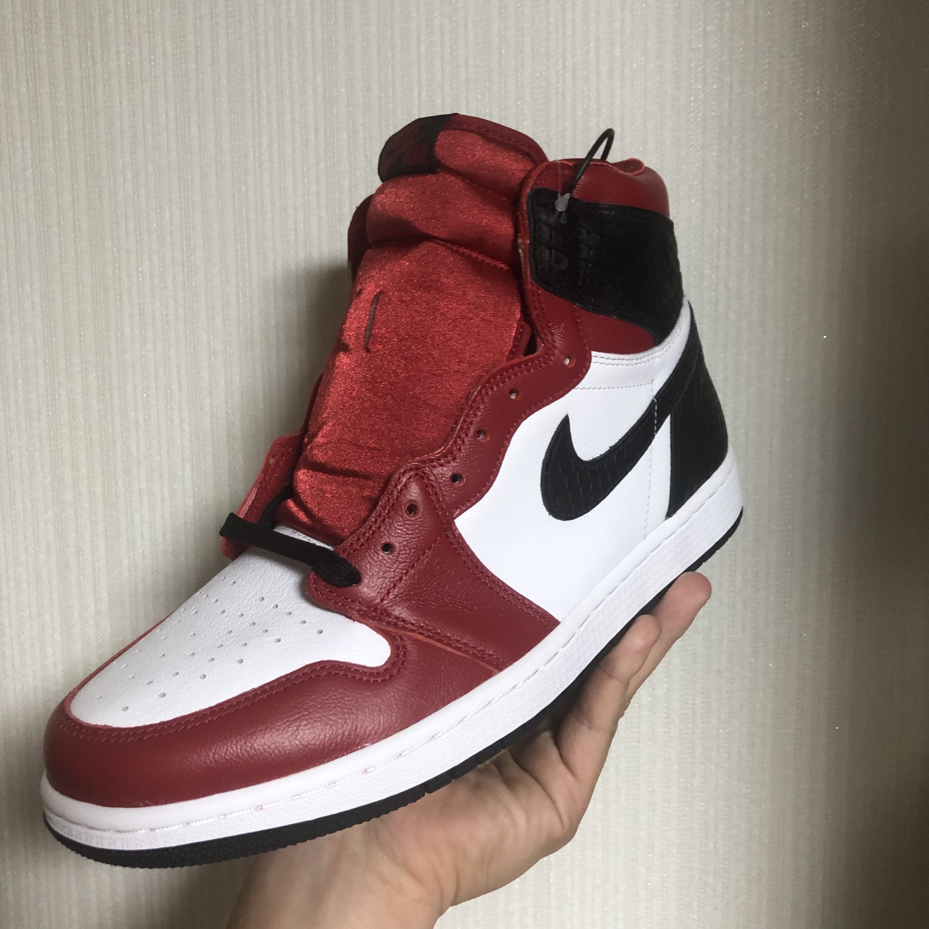 (W) Jordan 1 Retro High Satin Red 착용 스타일 - 4