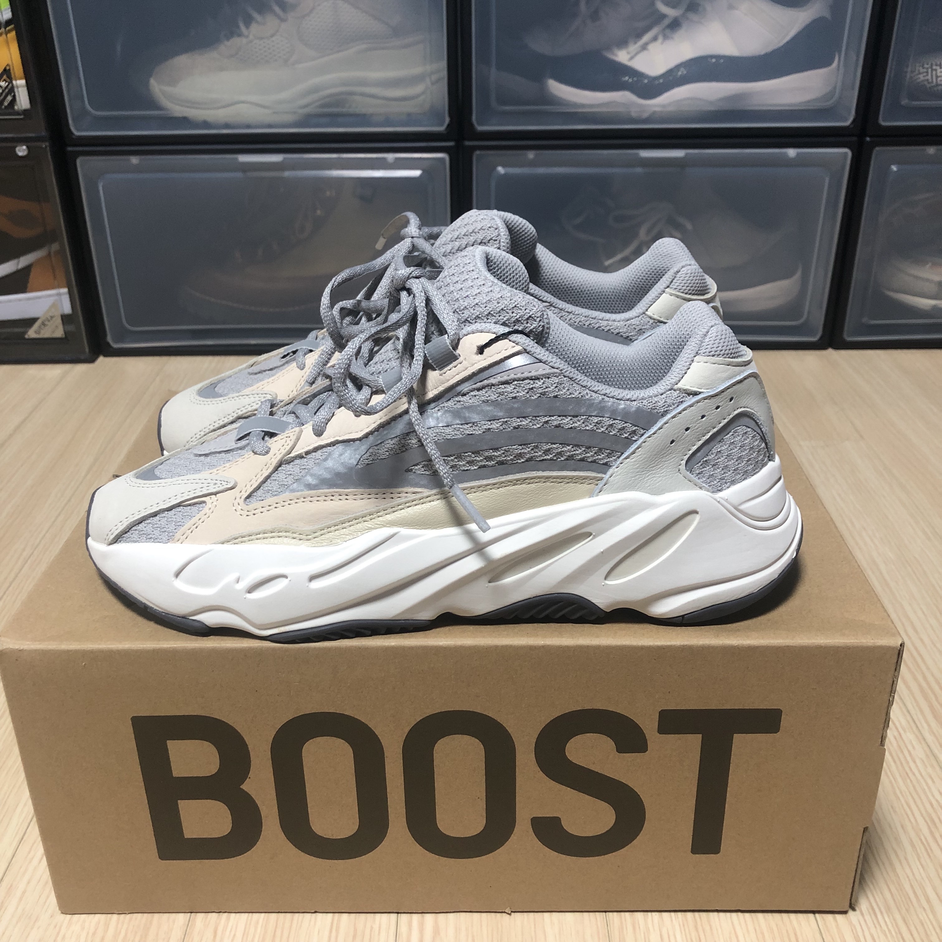 Adidas Yeezy Boost 700 V2 Cream 착용 스타일 - 1