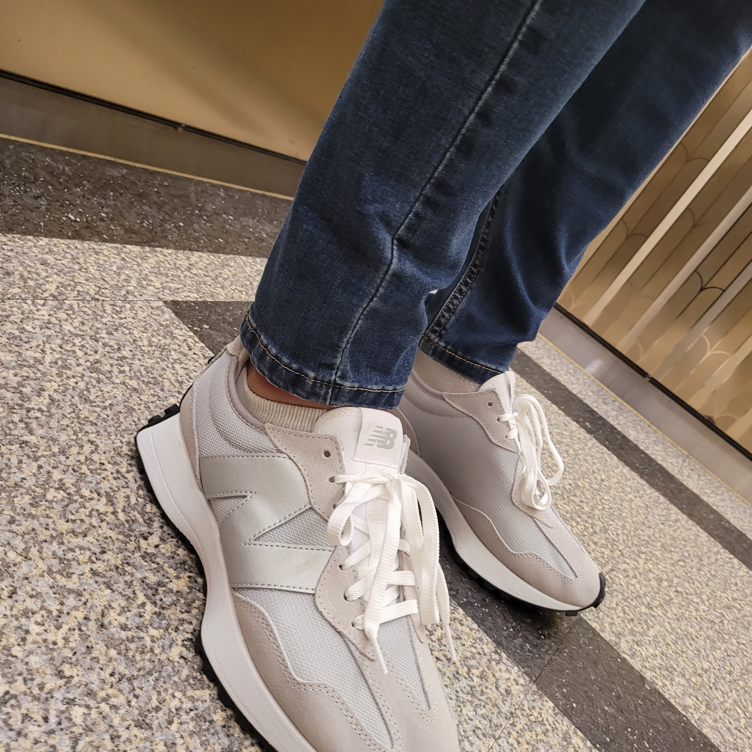 New Balance 327 Grey Silver 착용 스타일 - 2