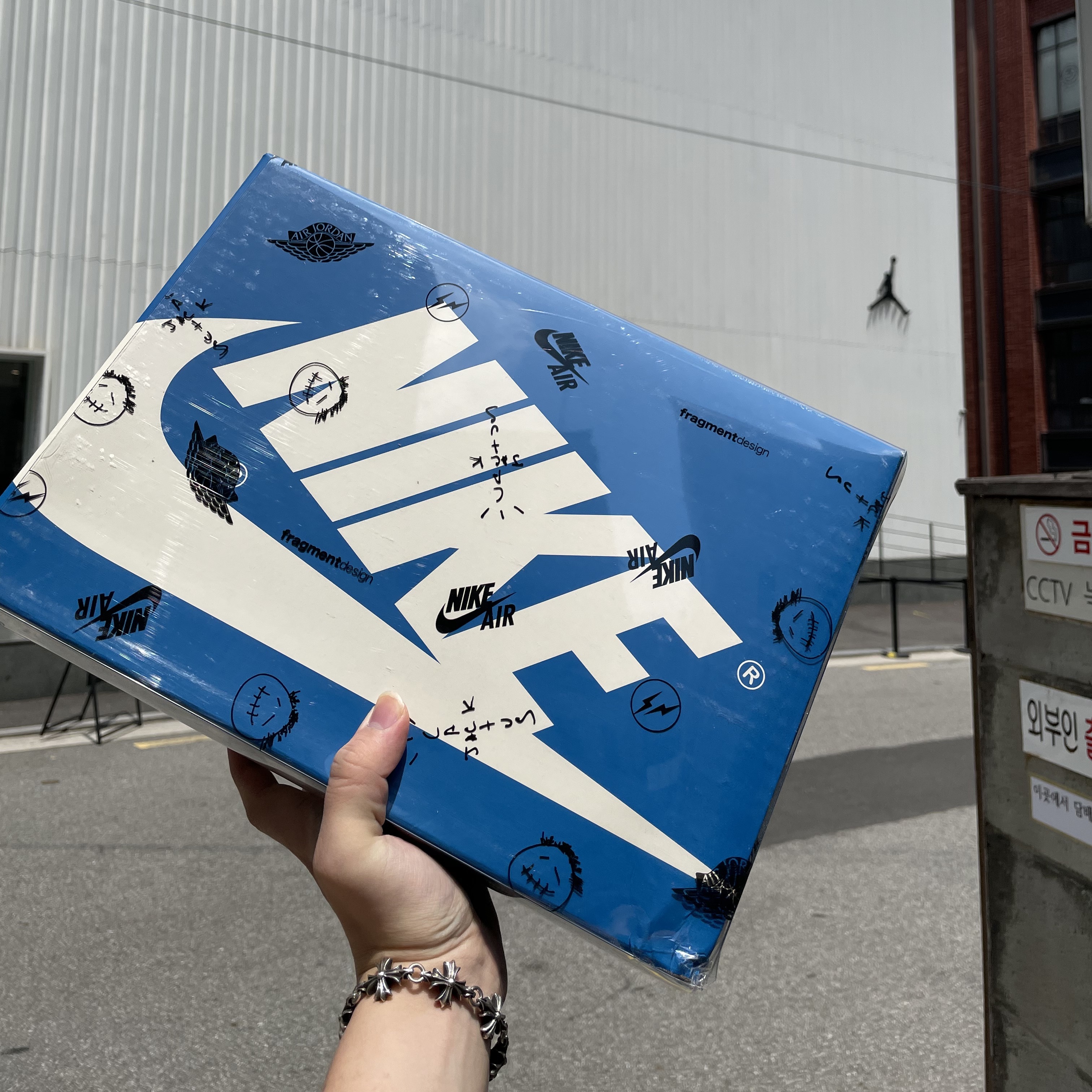 Jordan 1 x Travis Scott x Fragment Retro High OG SP Military Blue 착용 스타일 - 1