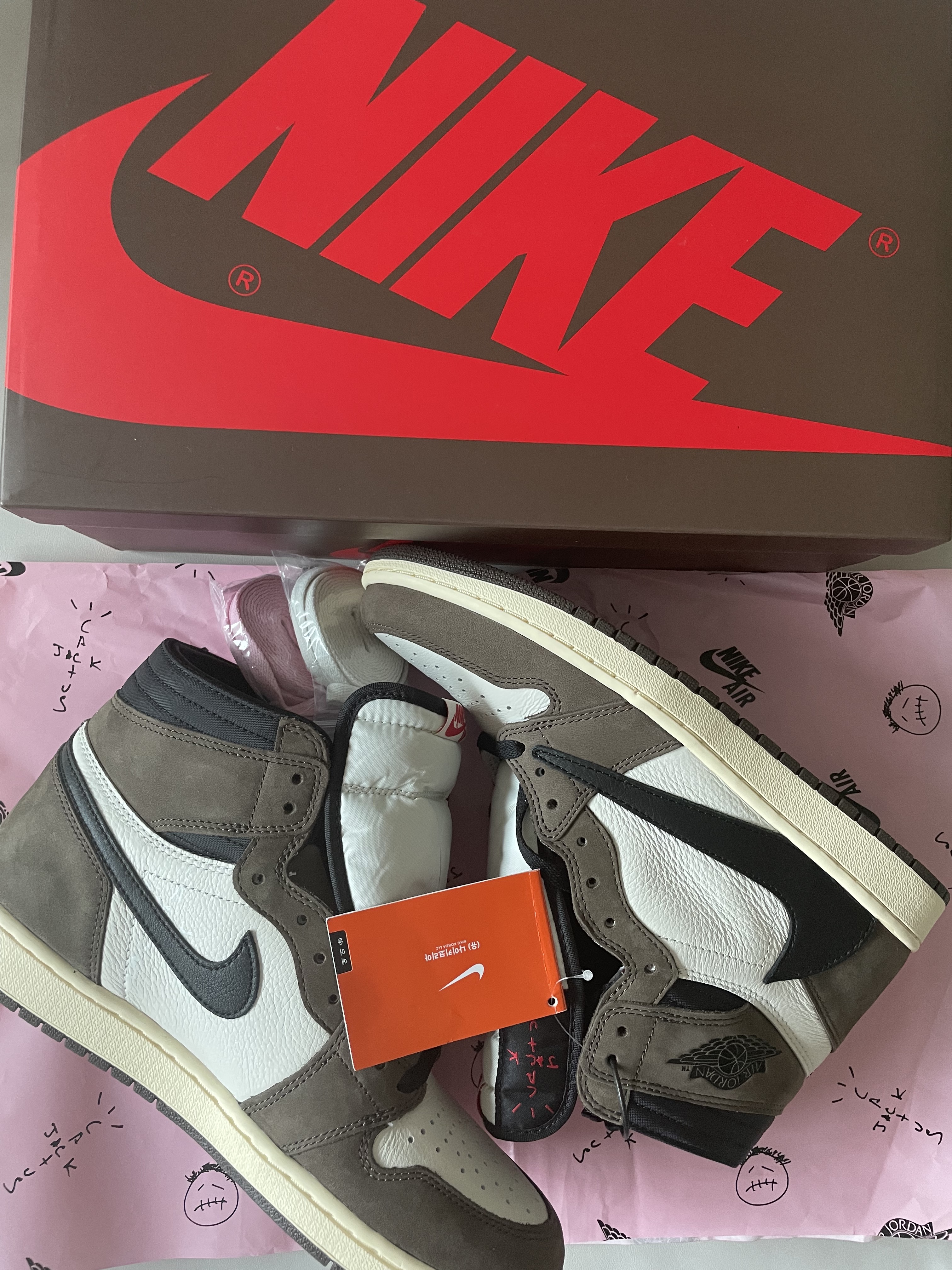 Jordan 1 x Travis Scott Retro High OG SP Mocha 착용 스타일