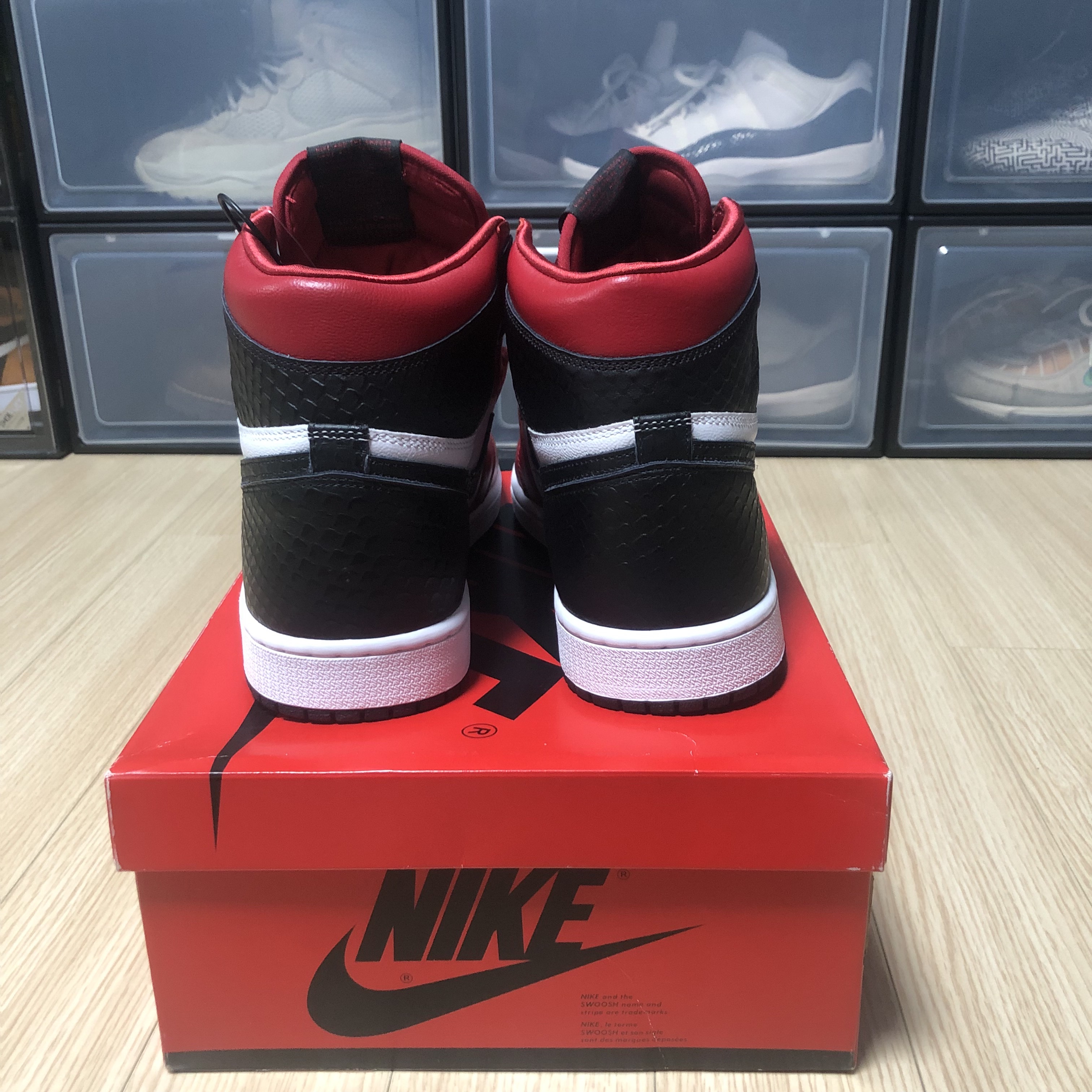 (W) Jordan 1 Retro High Satin Red 착용 스타일 - 3