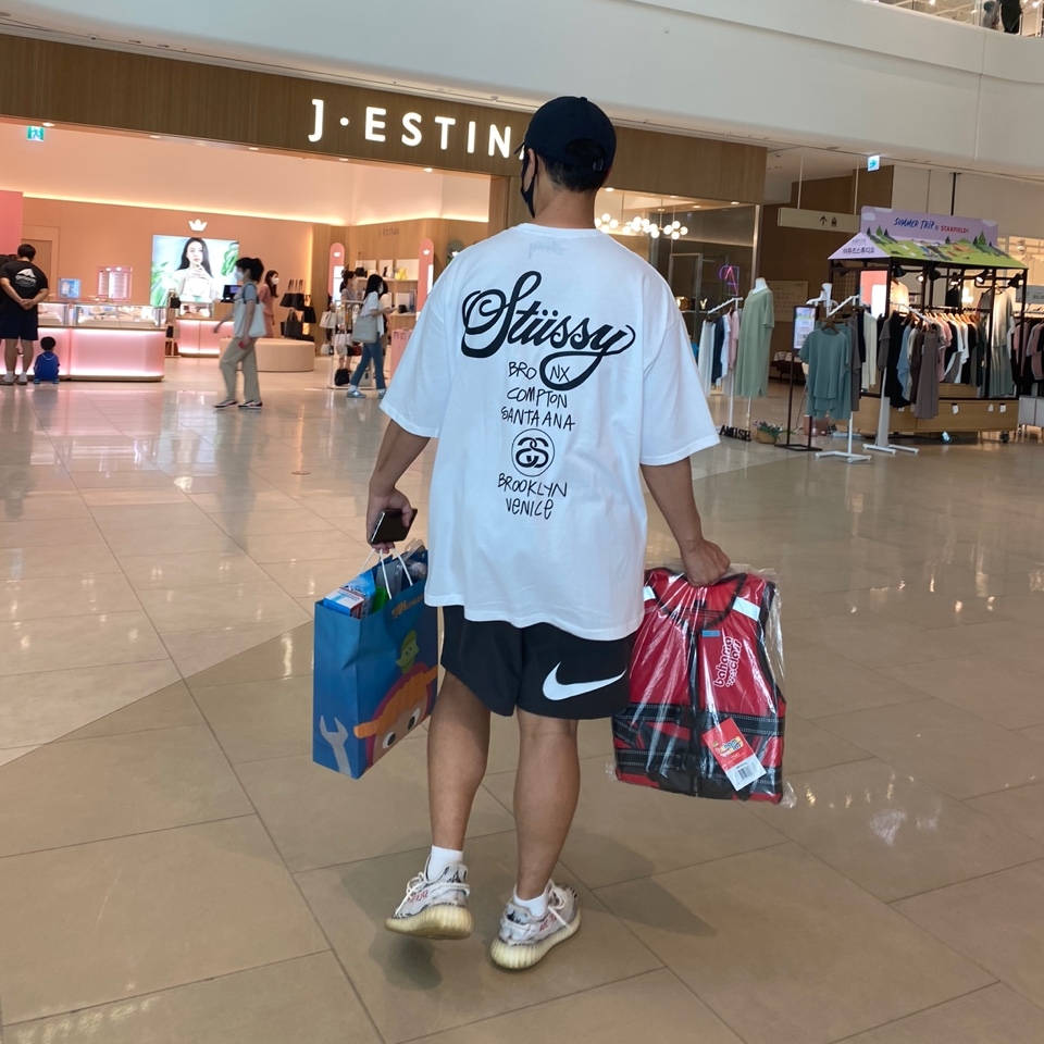 Nike x Stussy Water Shorts Off Noir, Adidas Yeezy Boost 350 V2 Zebra 2017/2019/2020 착용 스타일 - 3