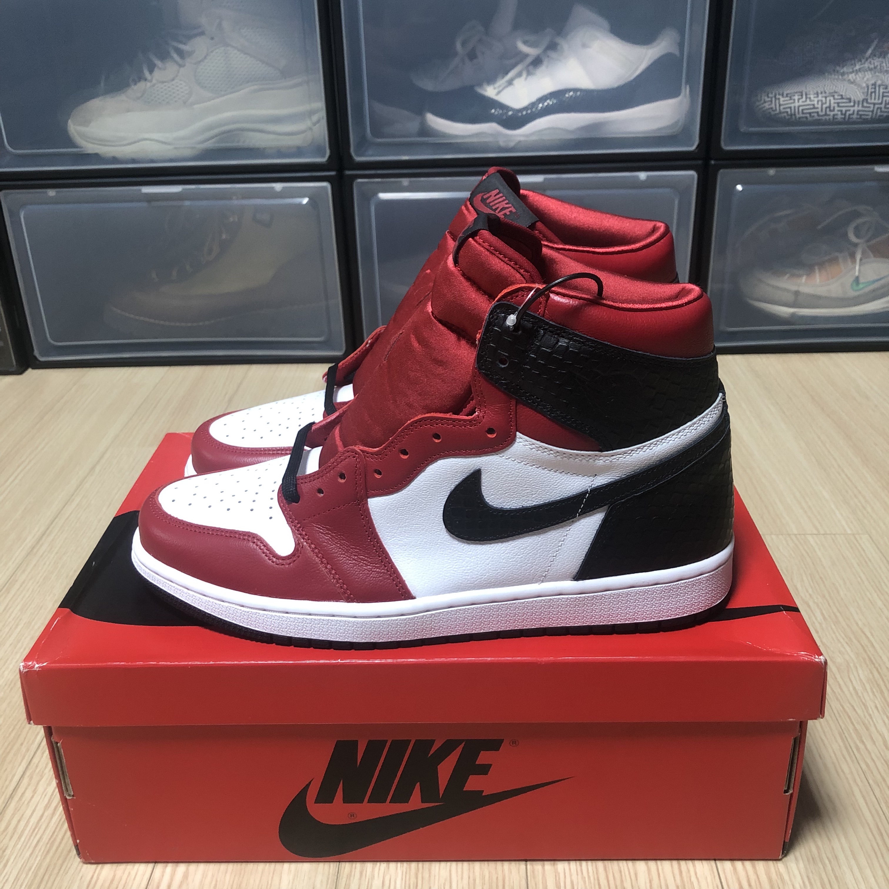 (W) Jordan 1 Retro High Satin Red 착용 스타일 - 1