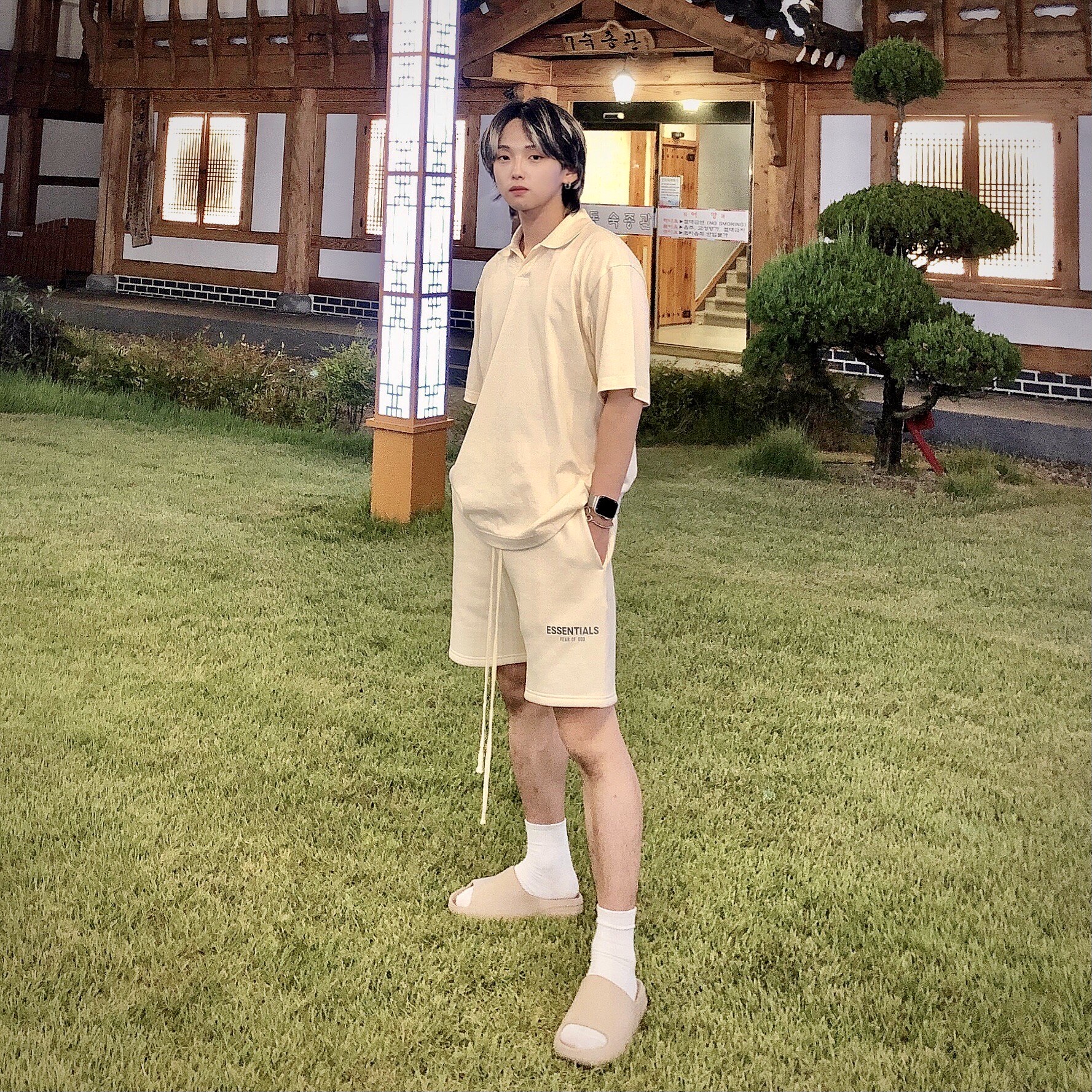 Essentials Sweatshorts Cream - 21SS, Essentials Short Sleeve Polo Cream - 21SS 착용 스타일