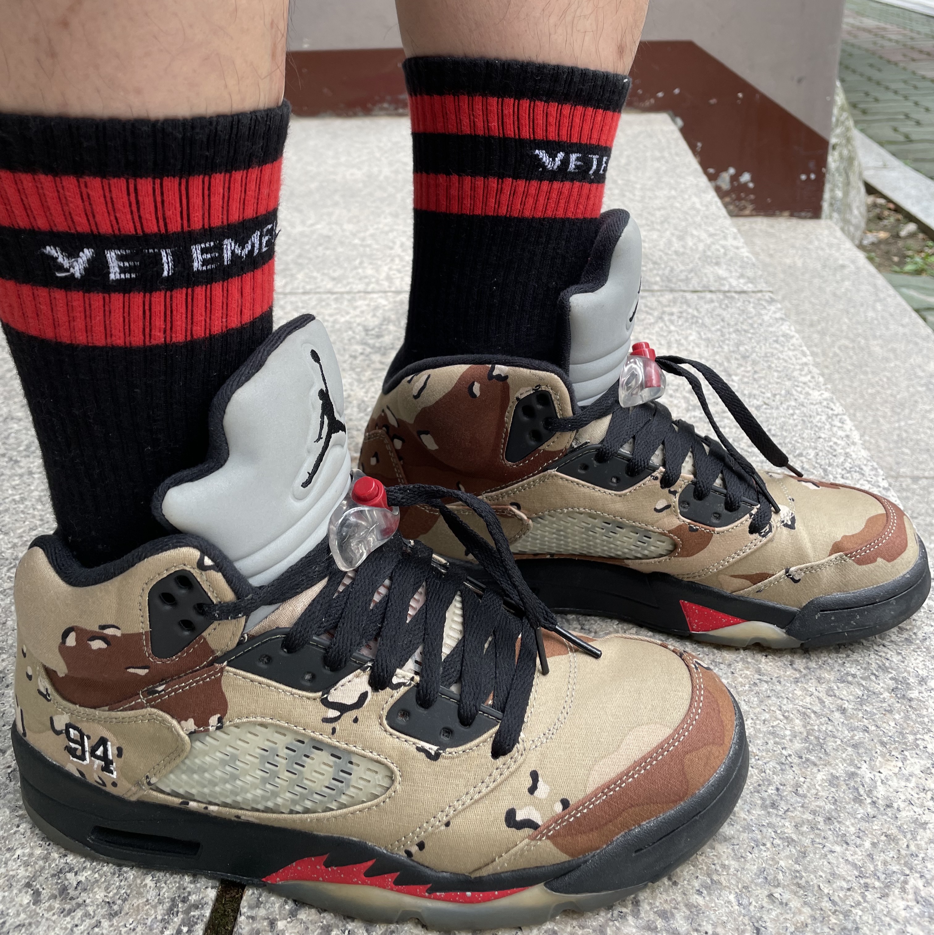 Jordan 5 x Supreme Retro Desert Camo 착용 스타일 - 1