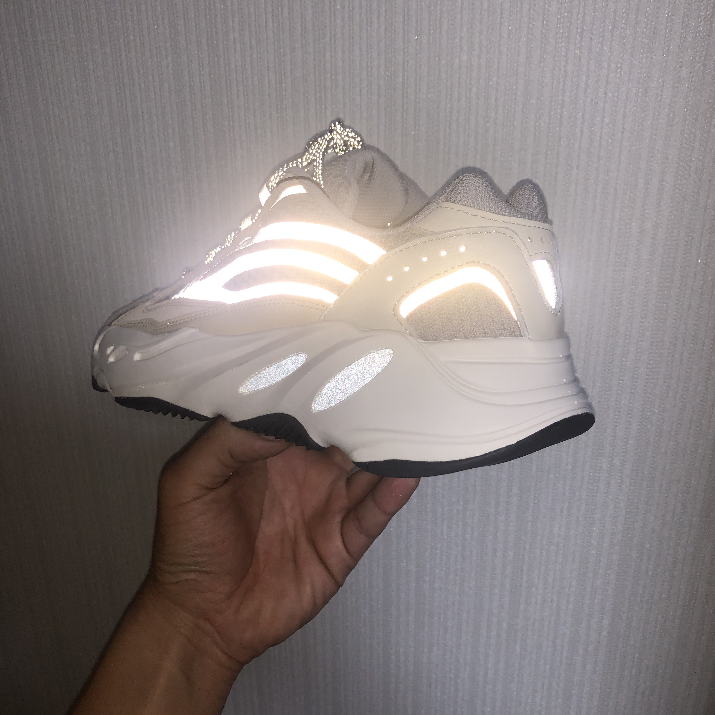 Adidas Yeezy Boost 700 V2 Cream 착용 스타일 - 5