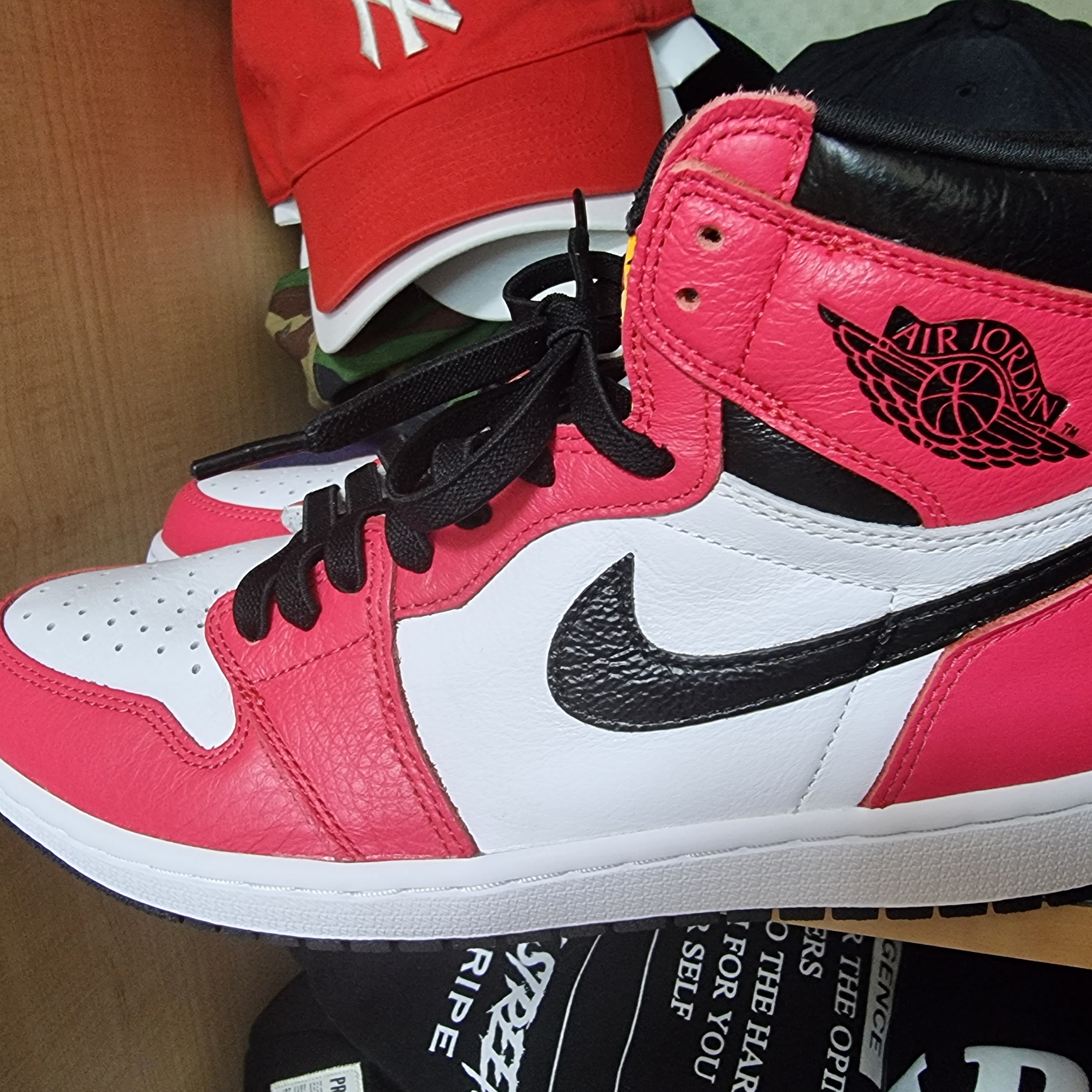 Nike Air Force 1 '07 PRM Popcorn, Jordan 1 Retro High OG Court Purple 2020 착용 스타일 - 3