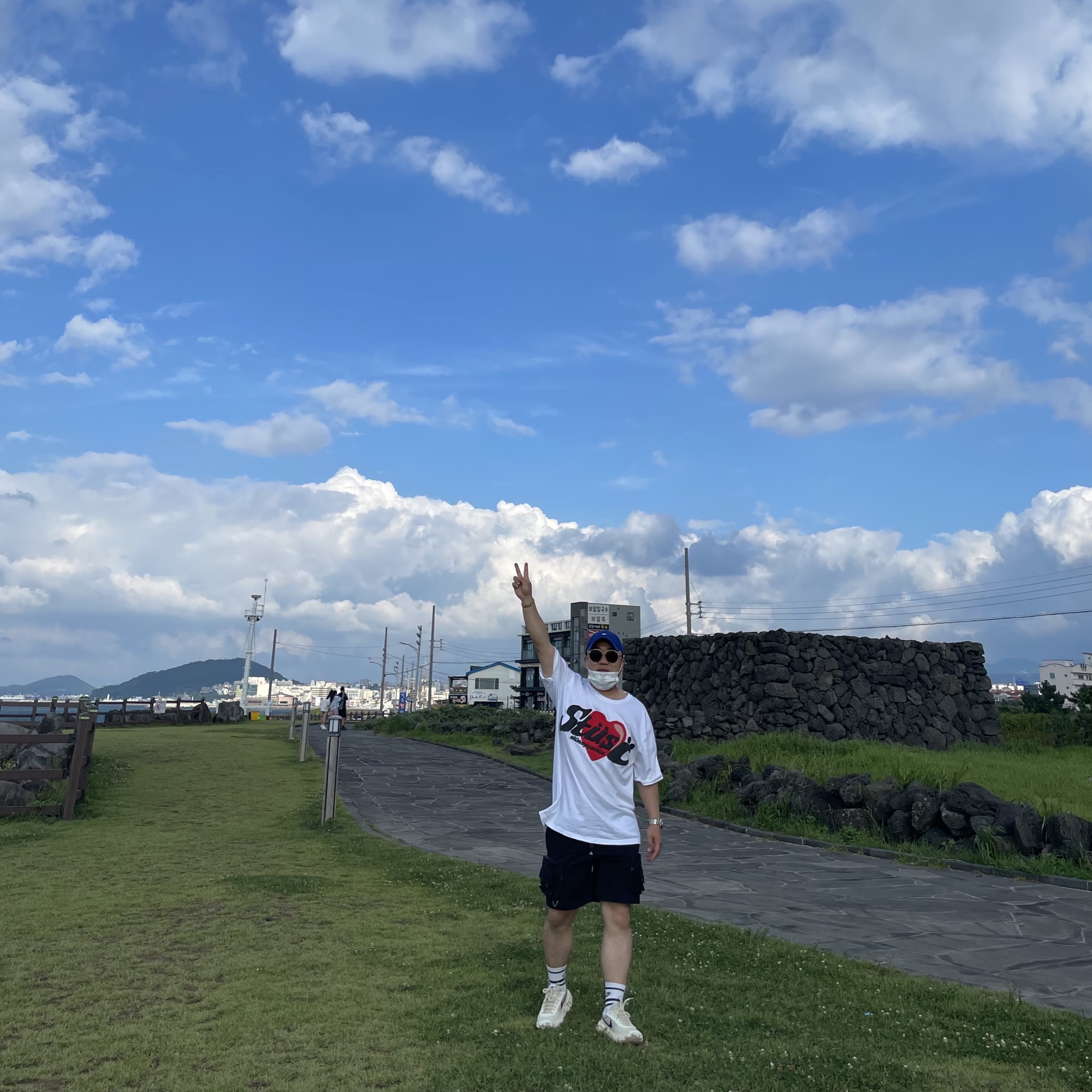 Stussy x Cactus Plant Flea Market Heart T-Shirt, Nike ACG Cargo Shorts Black - Asia 착용 스타일 - 3