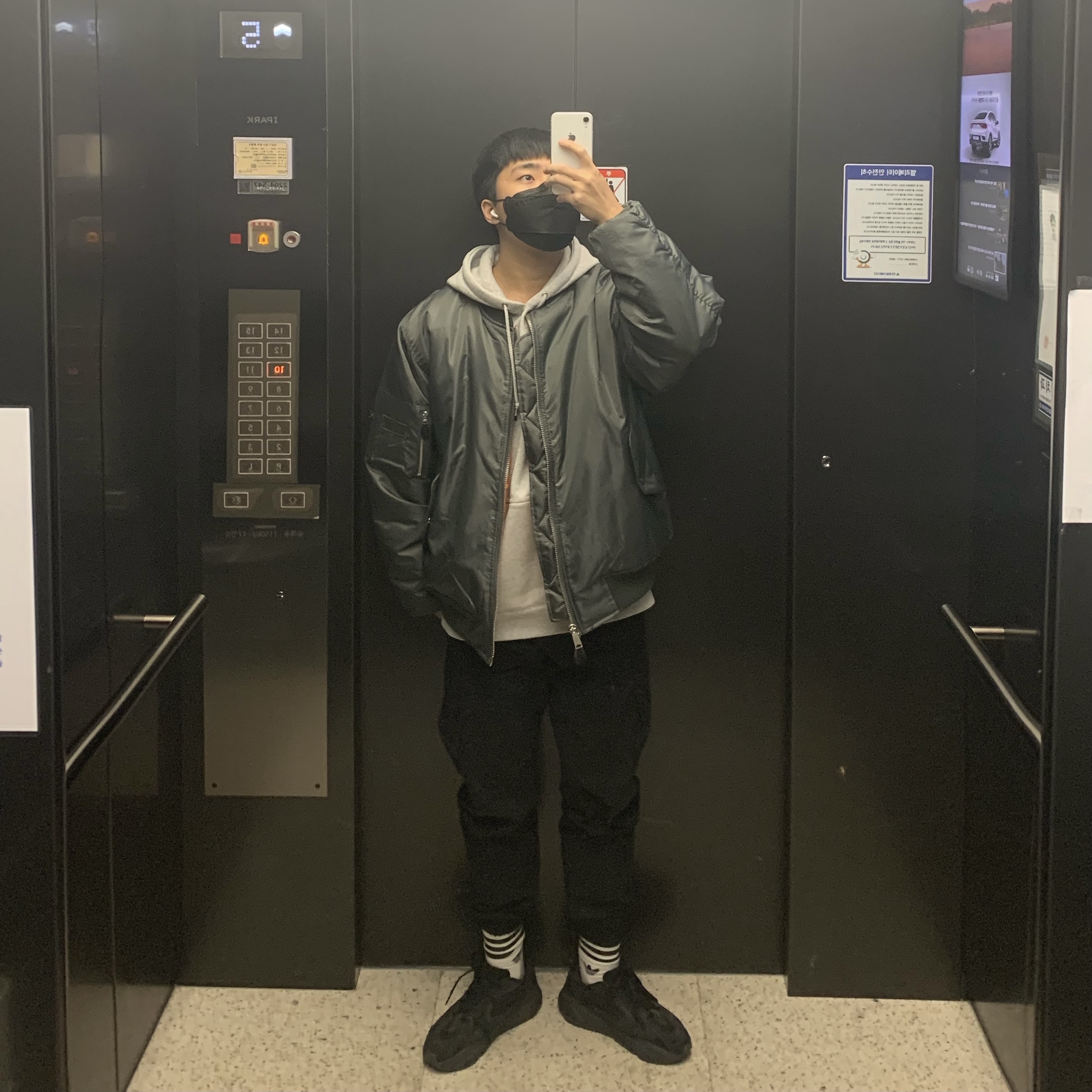 Adidas Yeezy Boost 700 V2 Vanta 2019 착용 스타일