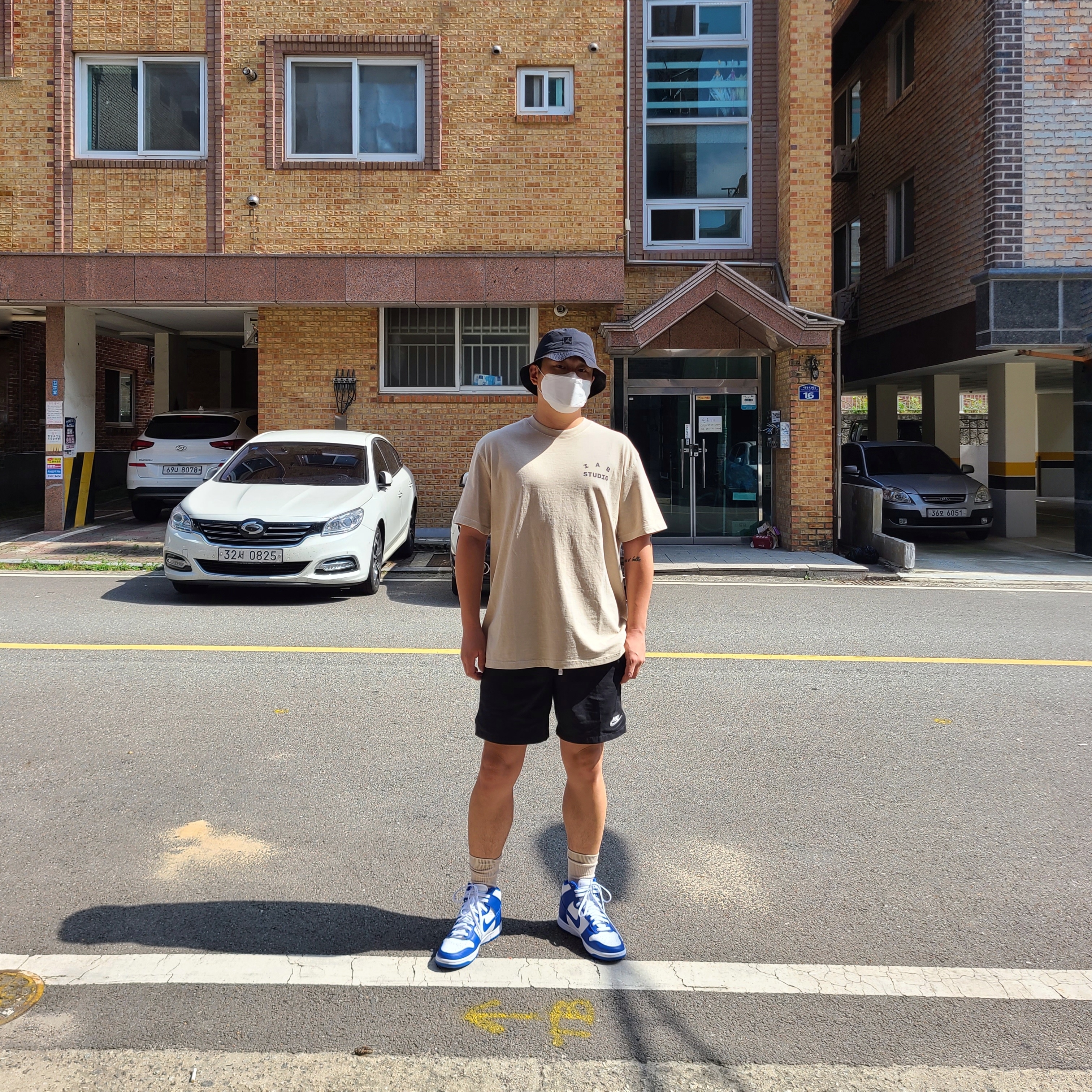 IAB Studio Pigment T-Shirt Oatmeal, Nike Dunk High Retro Game Royal 착용 스타일 - 3