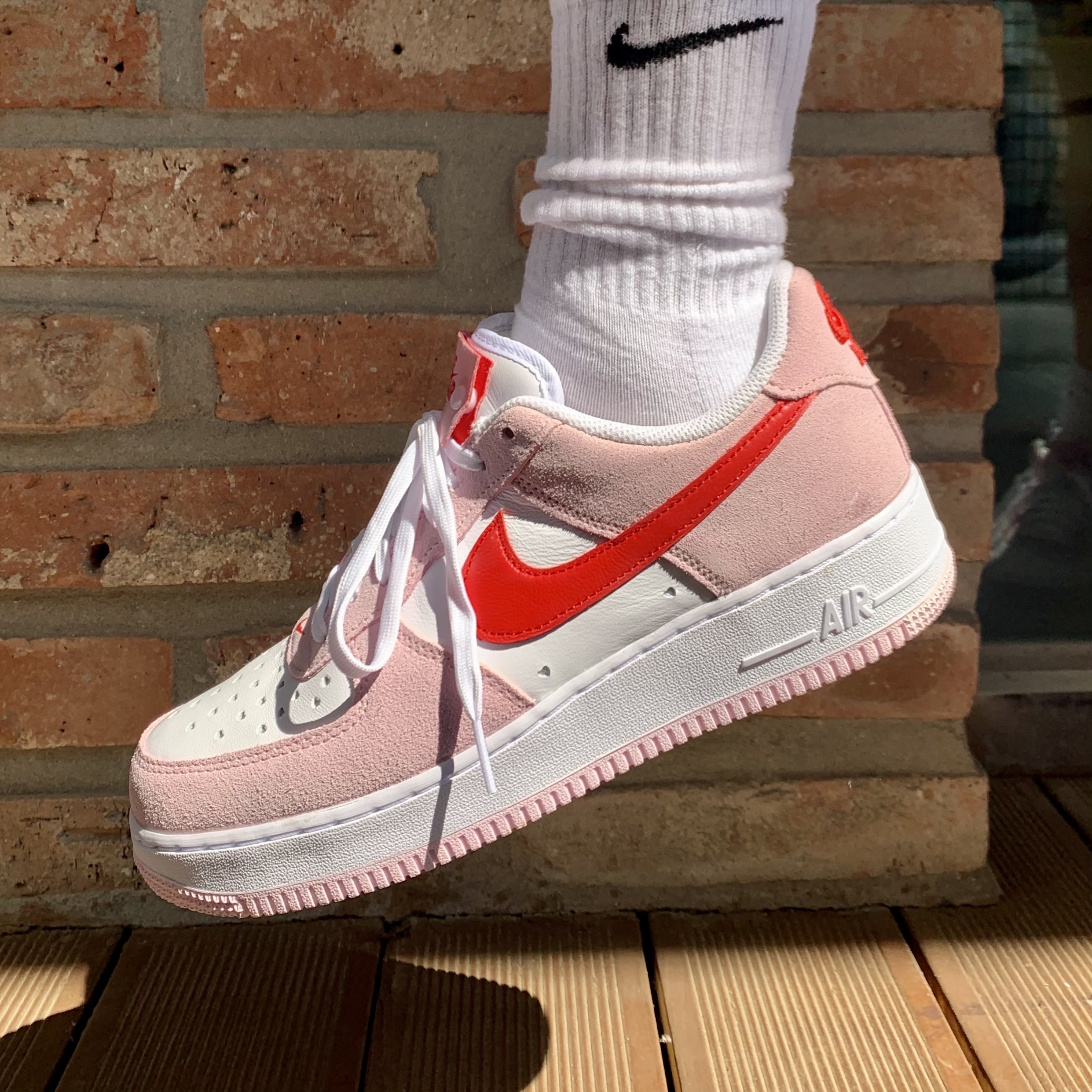 Nike Air Force 1 '07 QS Valentine's Day 착용 스타일 - 3