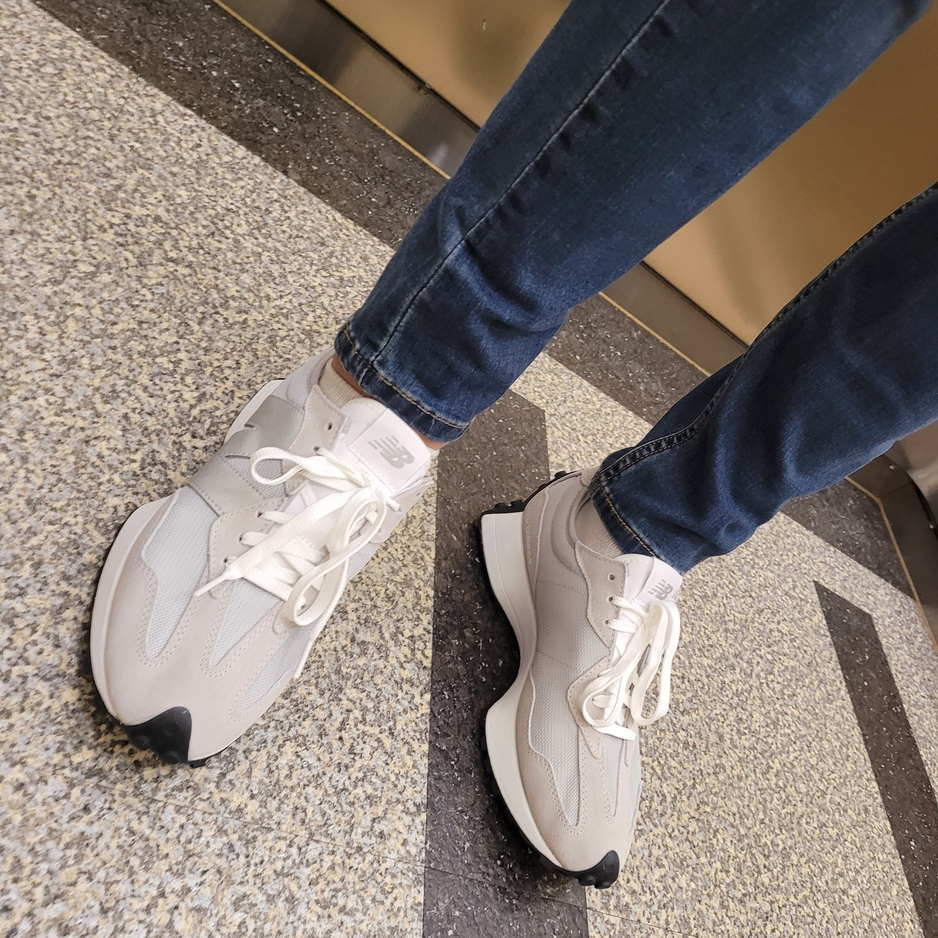 New Balance 327 Grey Silver 착용 스타일 - 1