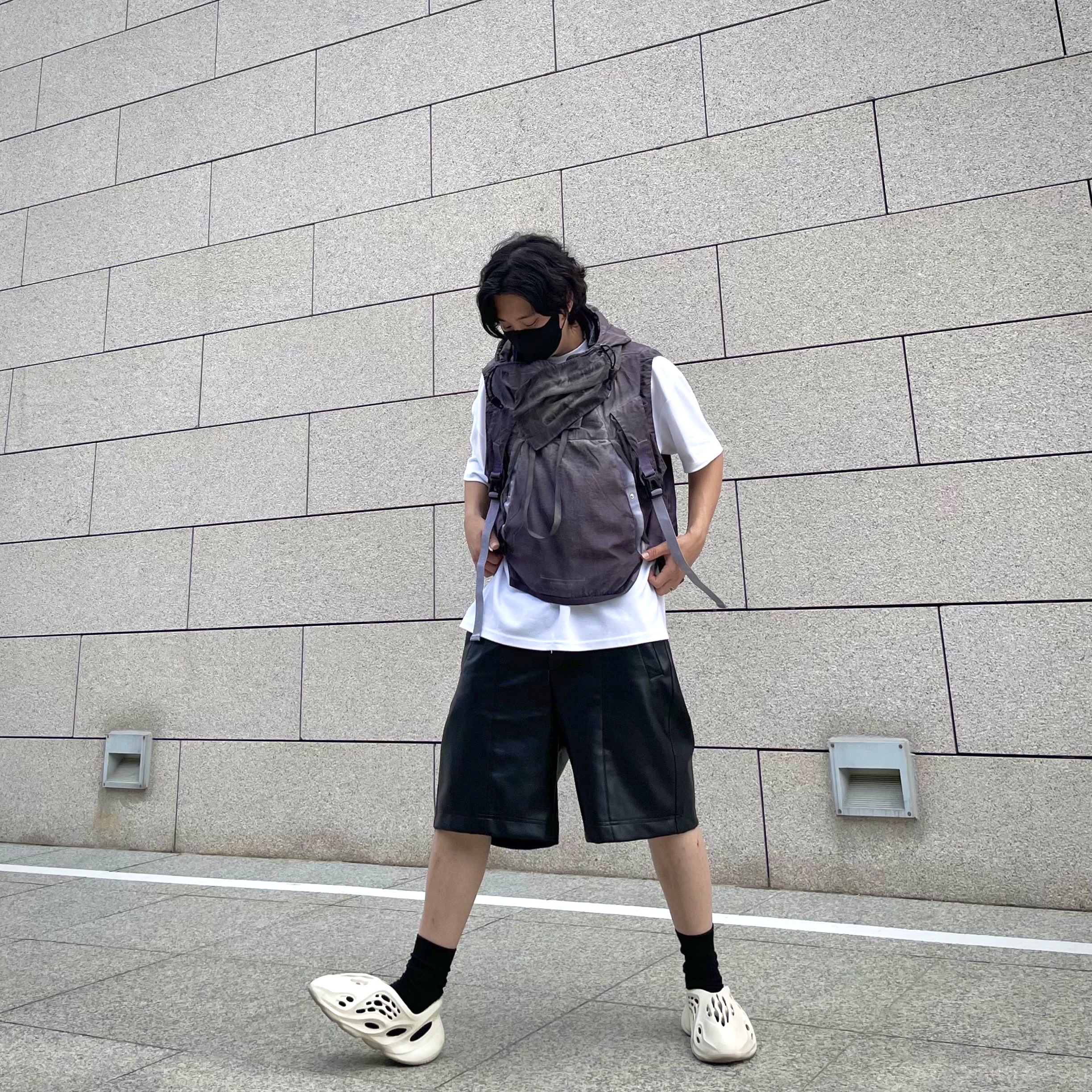 Adidas Yeezy Foam RNNR Sand 착용 스타일 - 2