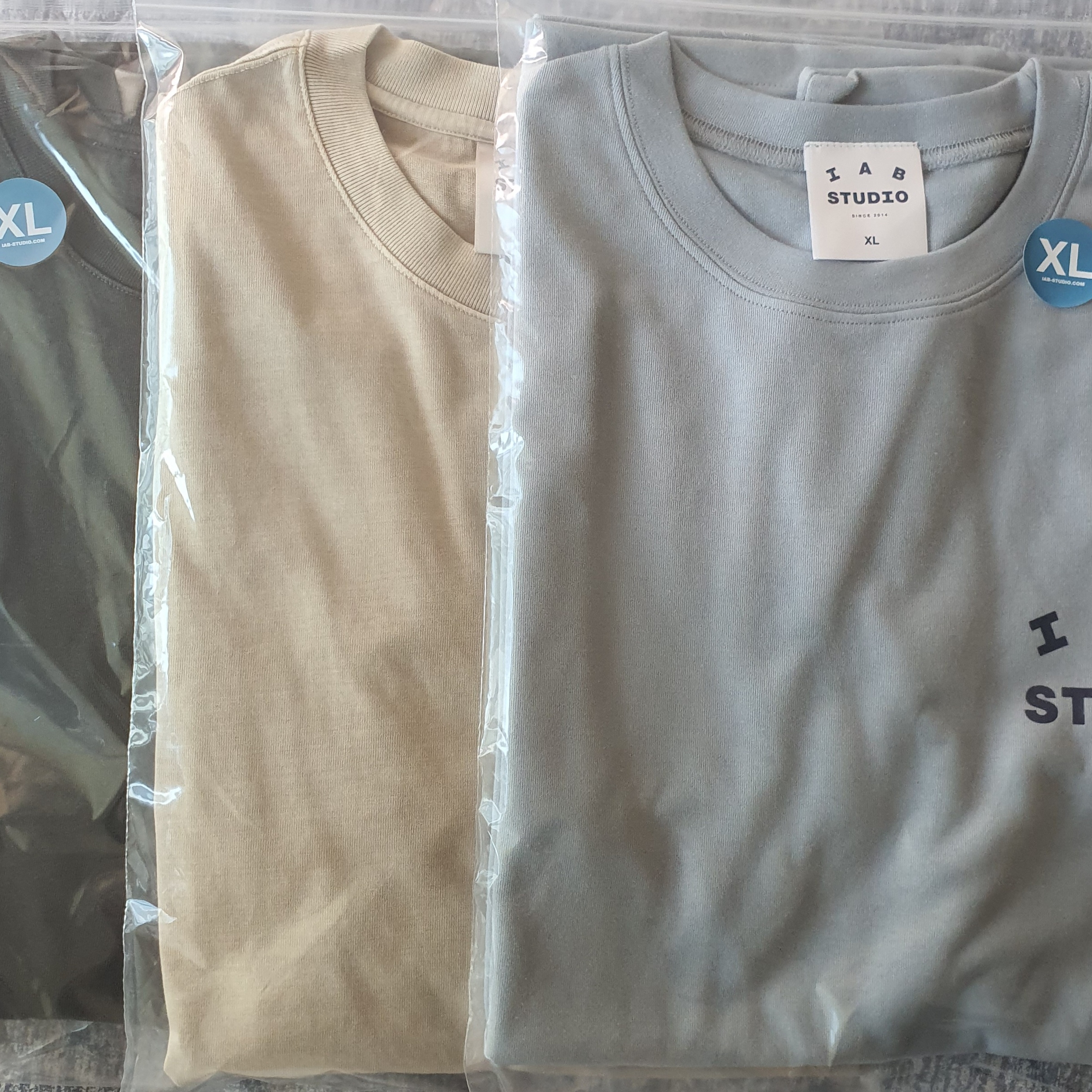 IAB Studio Pigment T-Shirt Black, IAB Studio Pigment T-Shirt Oatmeal 착용 스타일