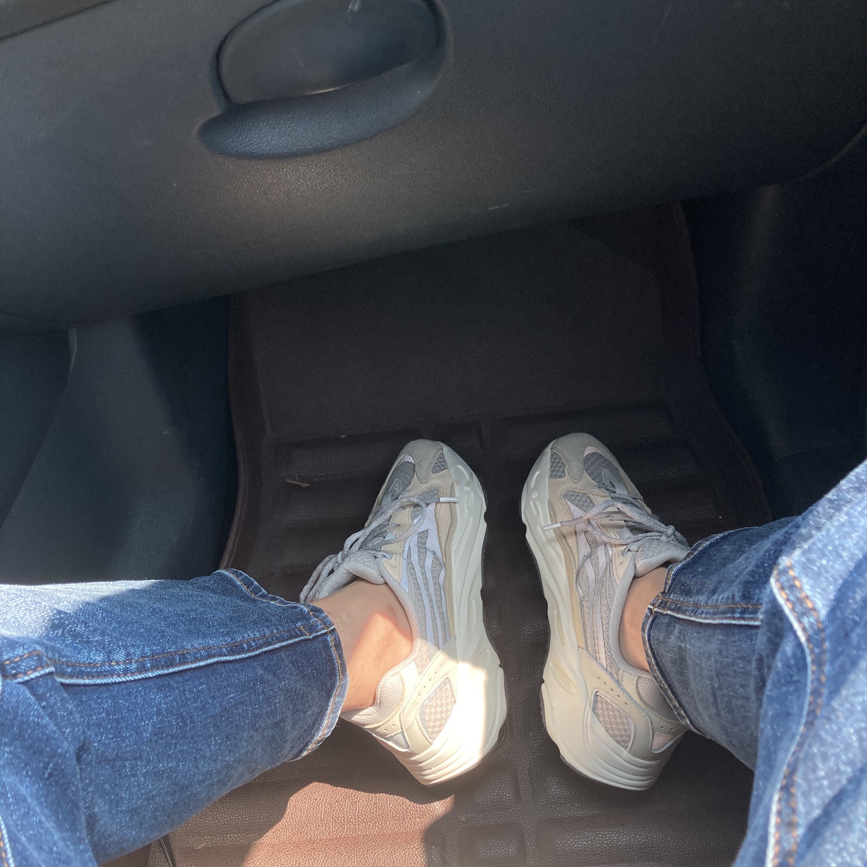 Adidas Yeezy Boost 700 V2 Cream 착용 스타일