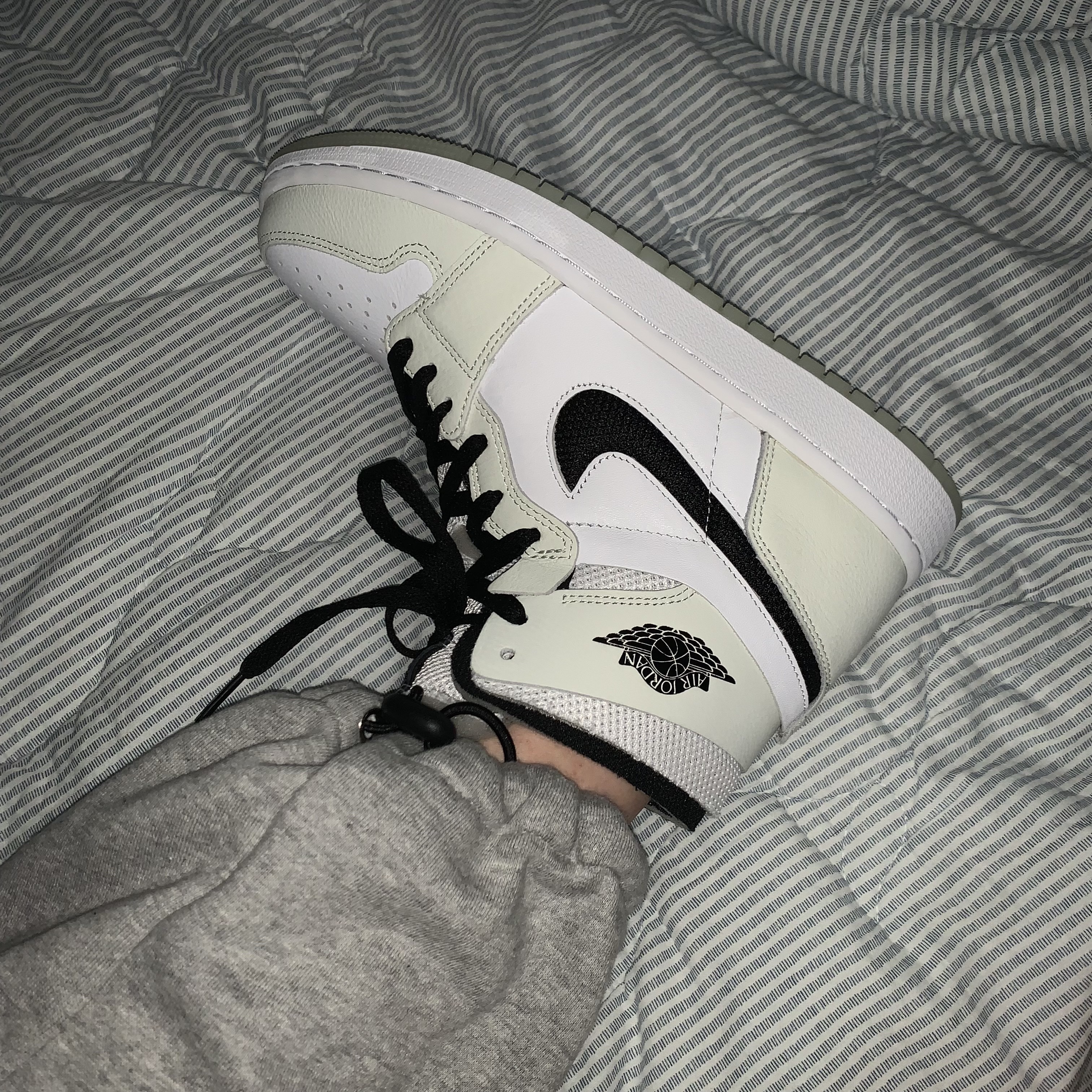 (W) Jordan 1 Zoom Air CMFT Light Bone 착용 스타일 - 2