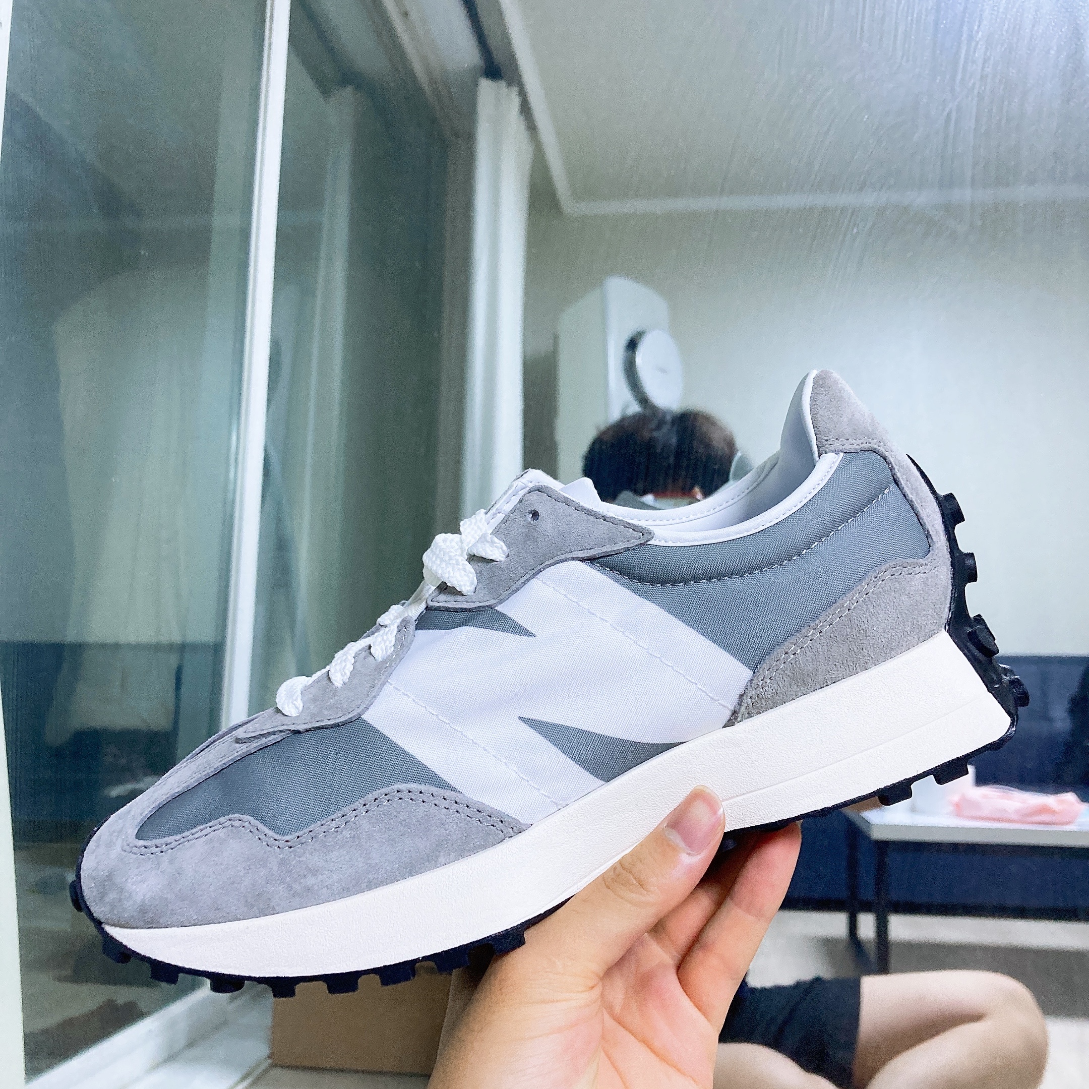 New Balance 327 Grey 착용 스타일 - 2