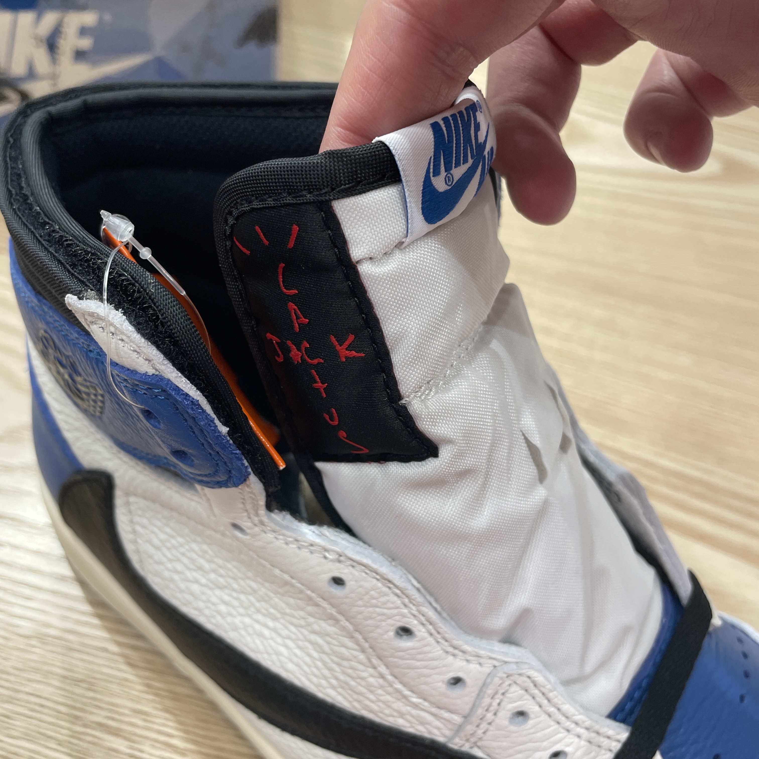 Jordan 1 x Travis Scott x Fragment Retro High OG SP Military Blue 착용 스타일 - 5