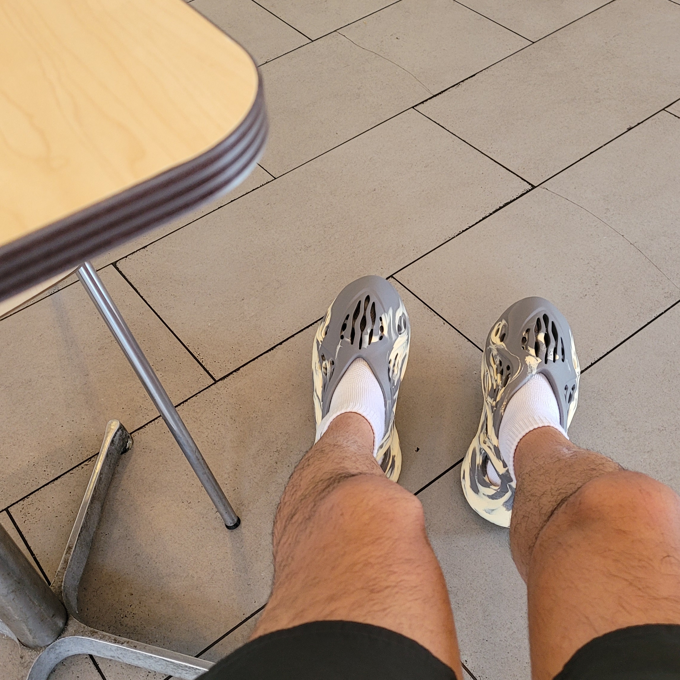 Adidas Yeezy Foam RNNR MXT Moon Gray, Essentials Volley Shorts Black - 21SS 착용 스타일