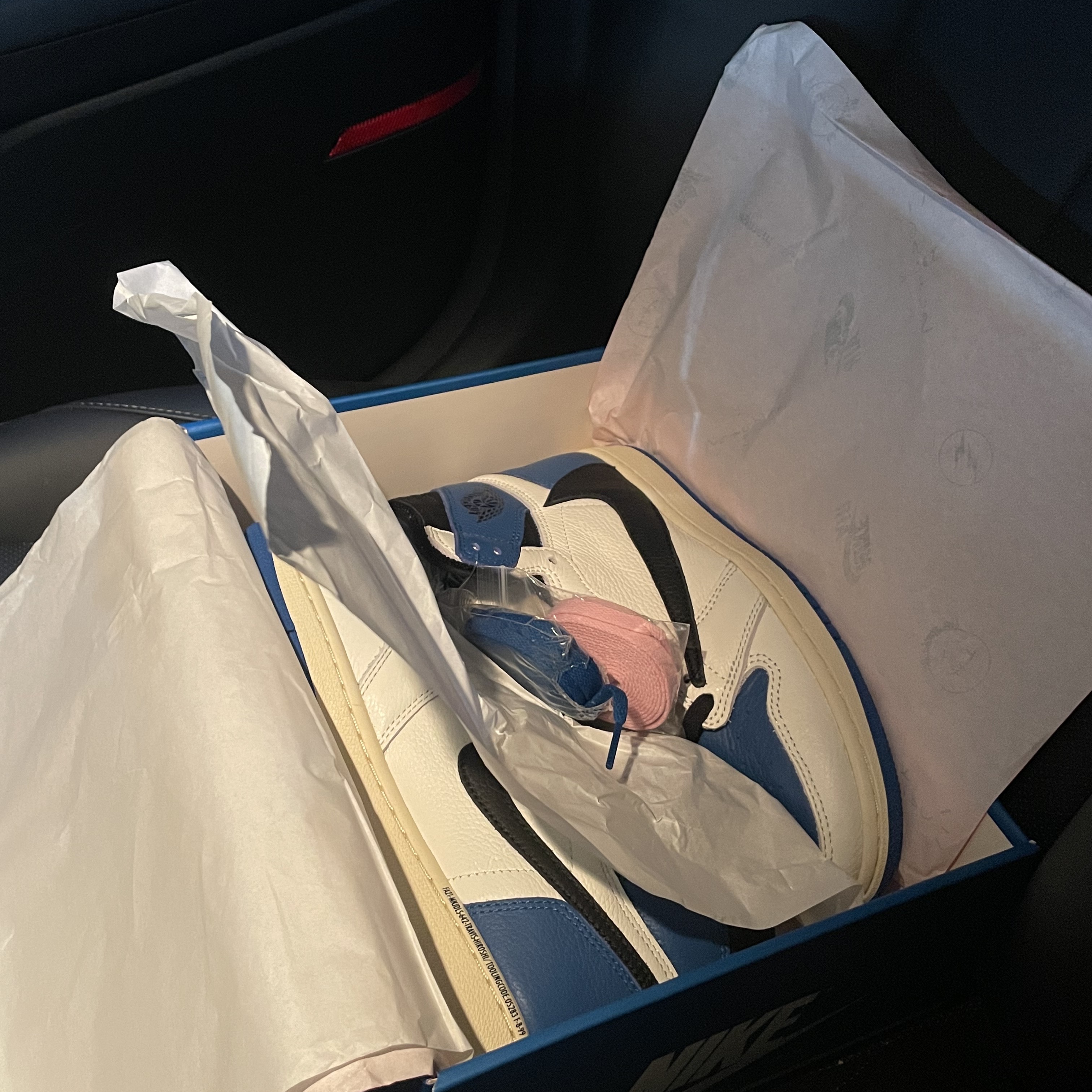 Jordan 1 x Travis Scott x Fragment Retro High OG SP Military Blue 착용 스타일 - 1