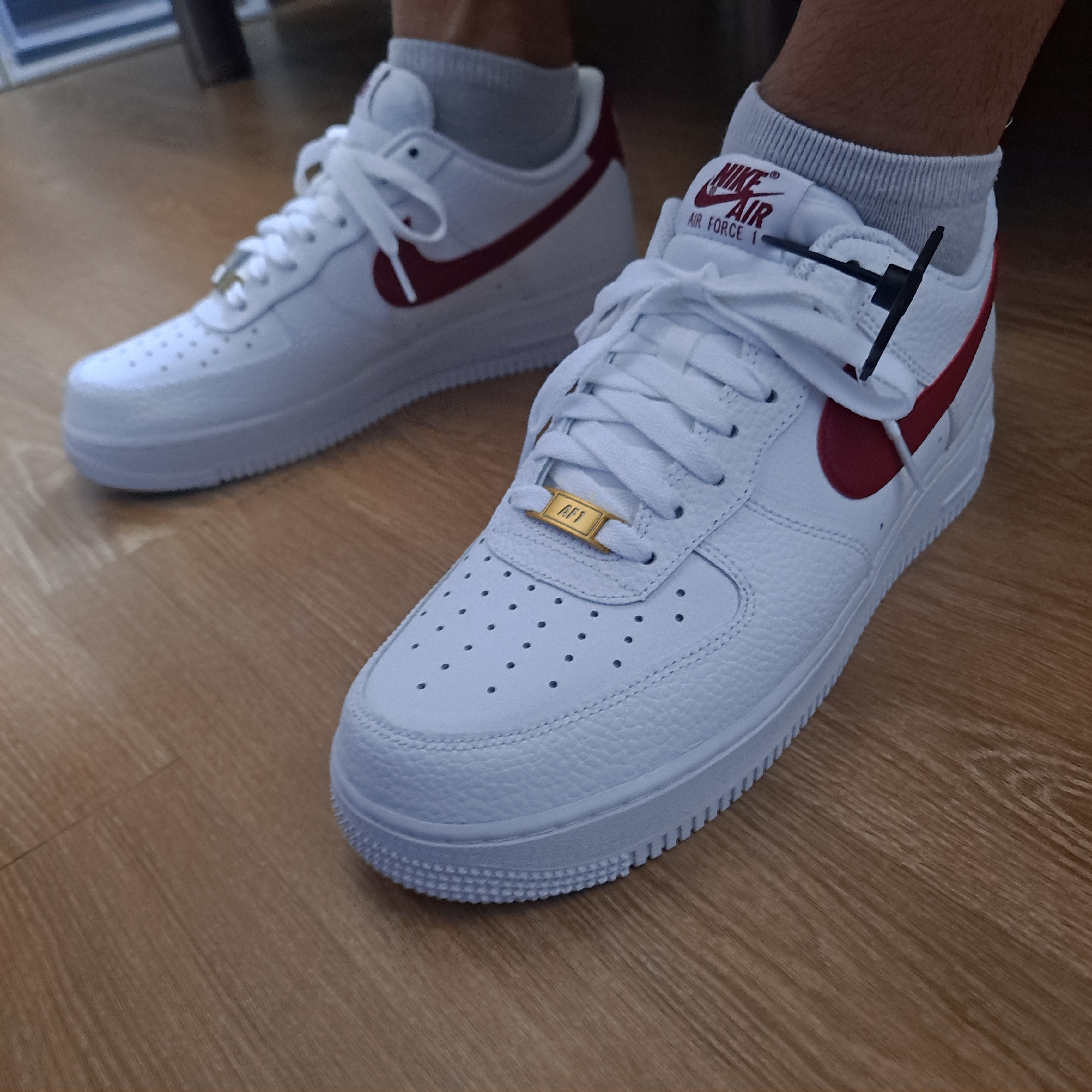 Nike Air Force 1 '07 Low White Team Red 착용 스타일 - 2