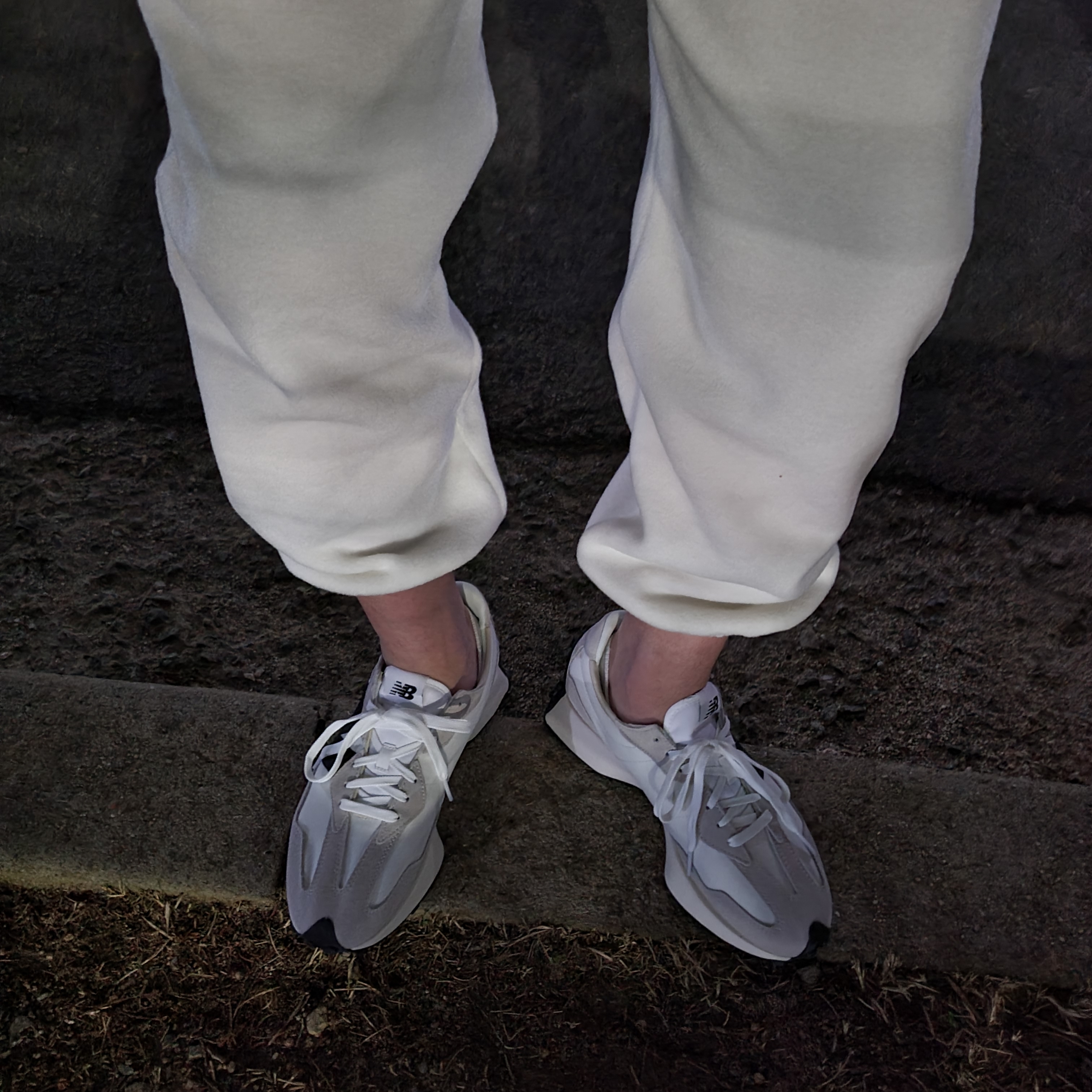 New Balance 327 White Black 착용 스타일 - 1