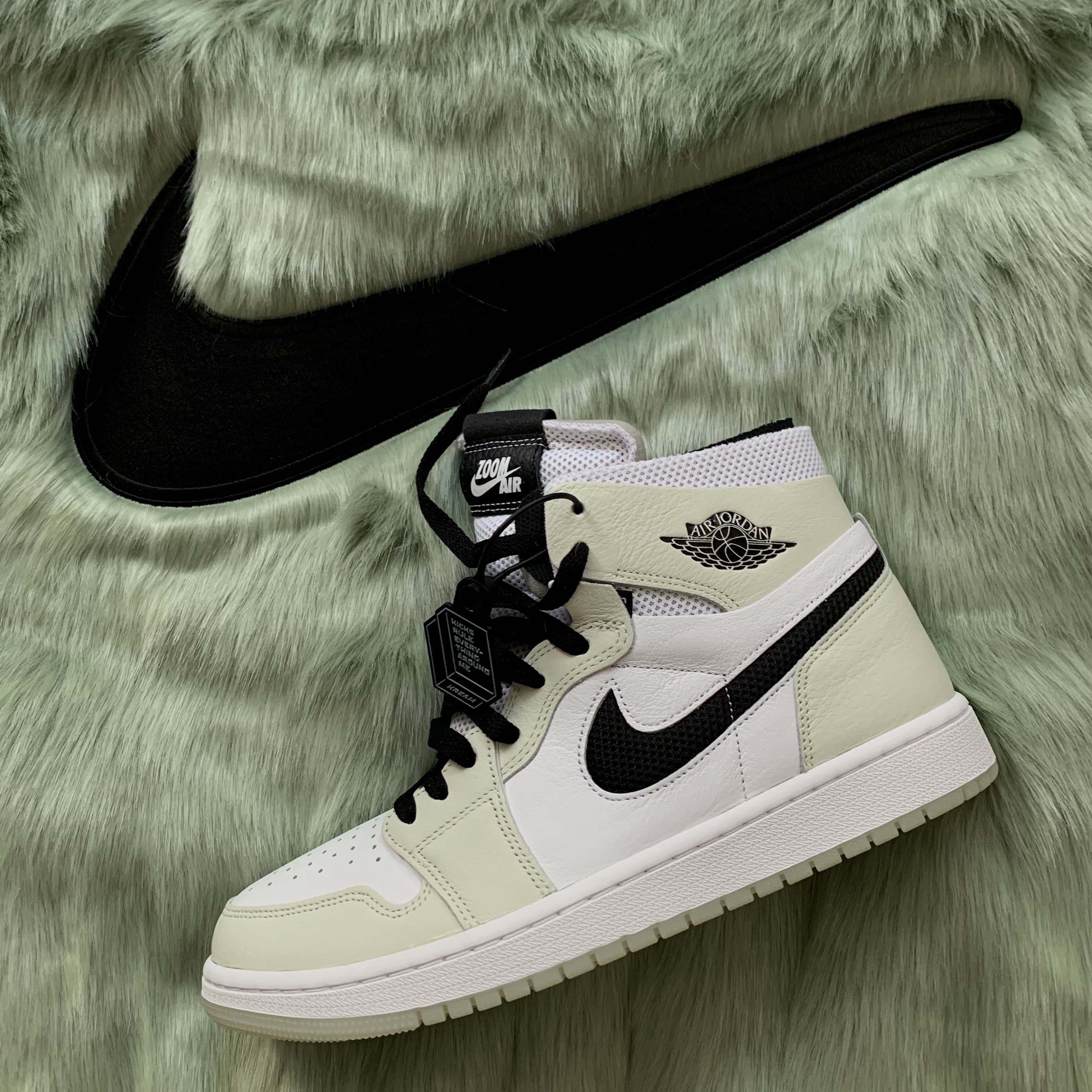 (W) Nike x Ambush Reversible Faux-Fur Coat Jade Horizon, (W) Jordan 1 Zoom Air CMFT Light Bone 착용 스타일