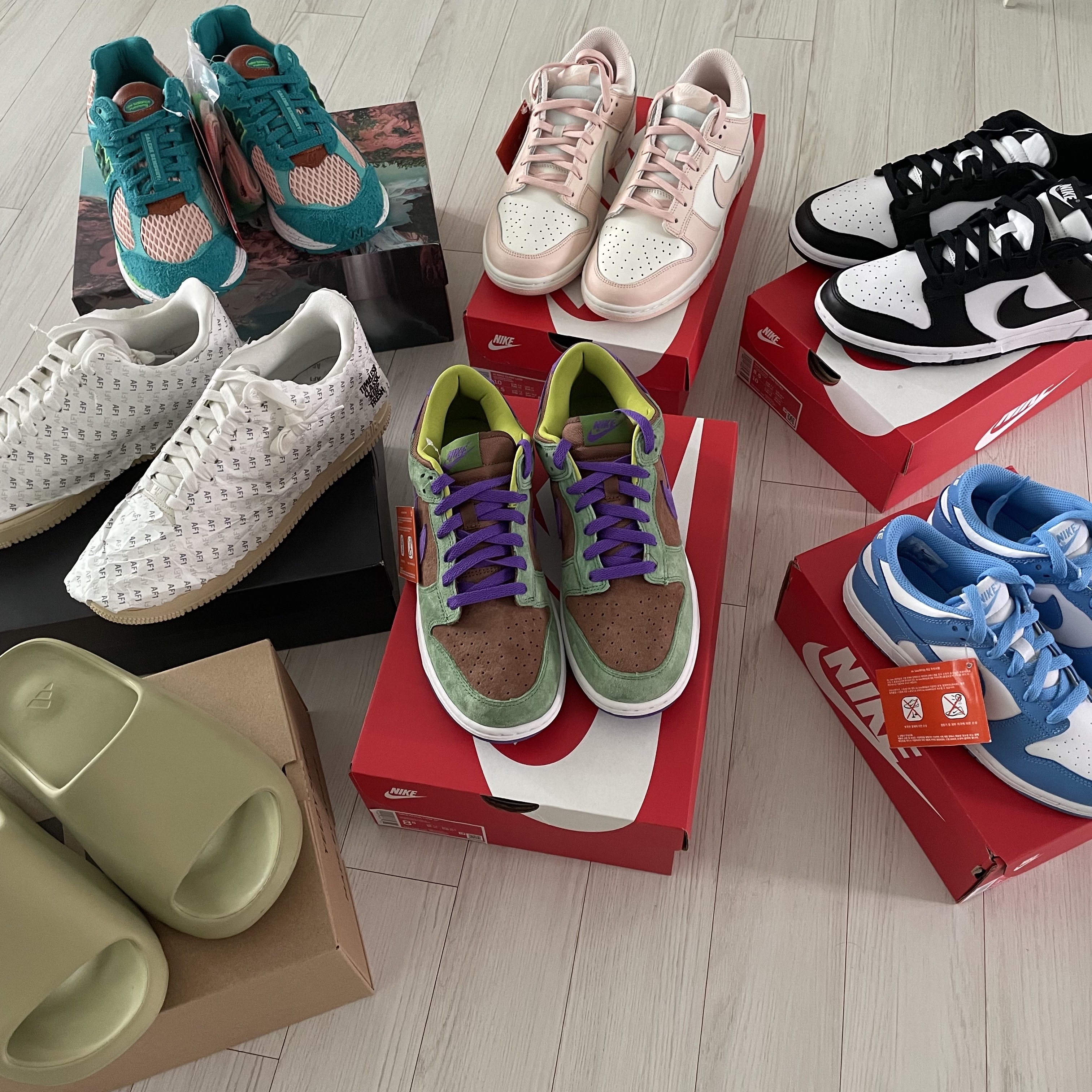 Nike Air Force 1 '07 LV8 Timeless Classic, Adidas Yeezy Slide Resin 2021 착용 스타일