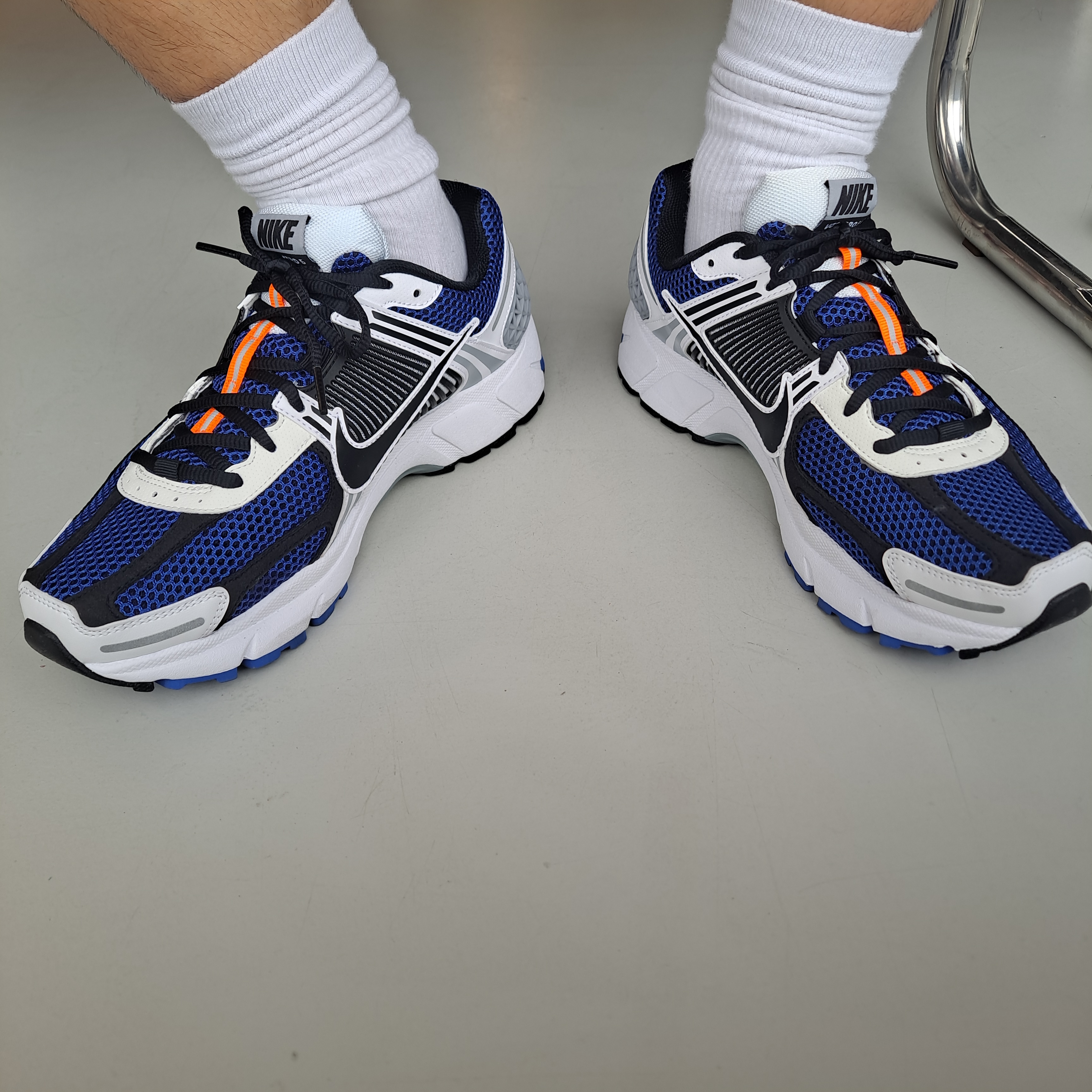 Nike Zoom Vomero 5 White Racer Blue Black 착용 스타일 - 2