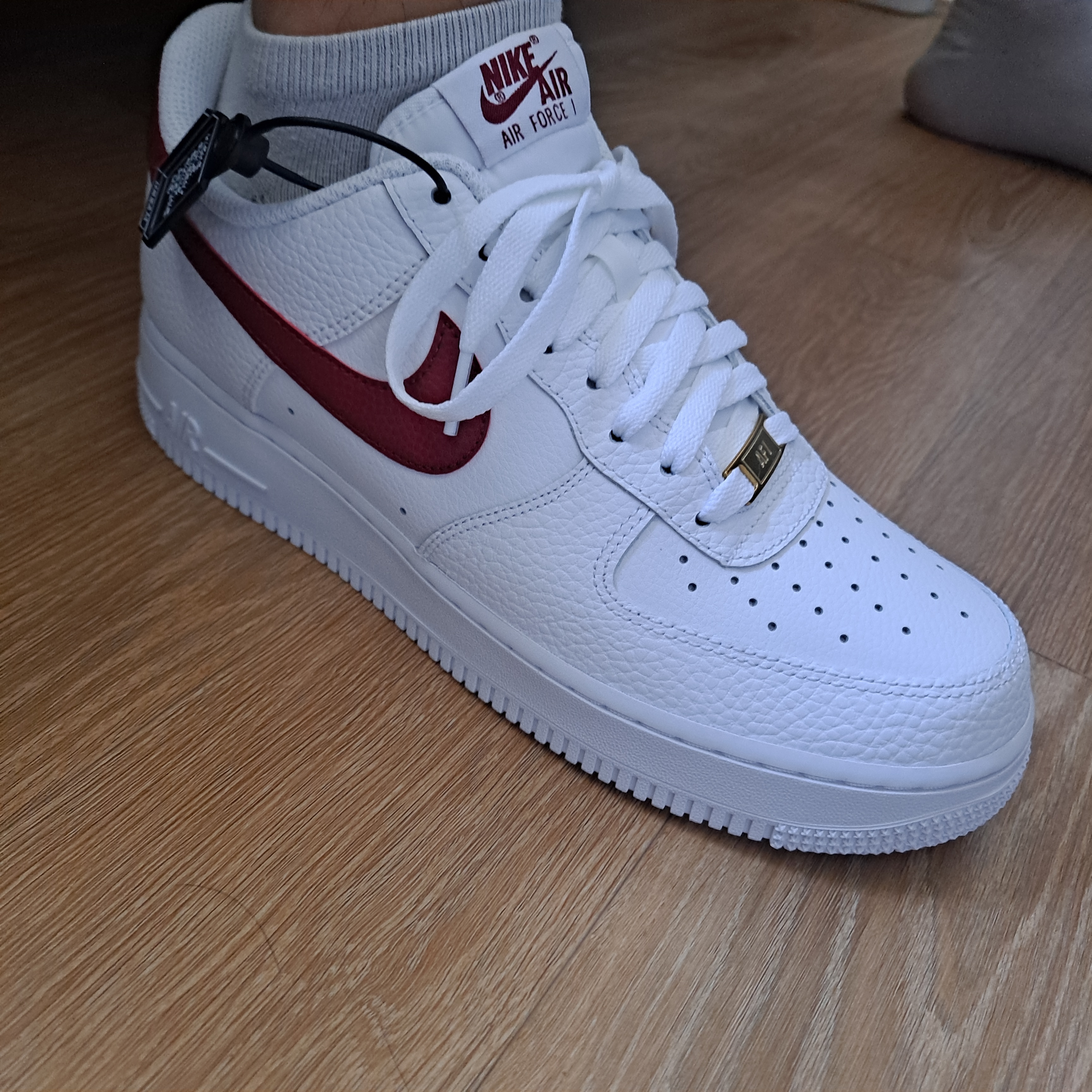 Nike Air Force 1 '07 Low White Team Red 착용 스타일 - 1