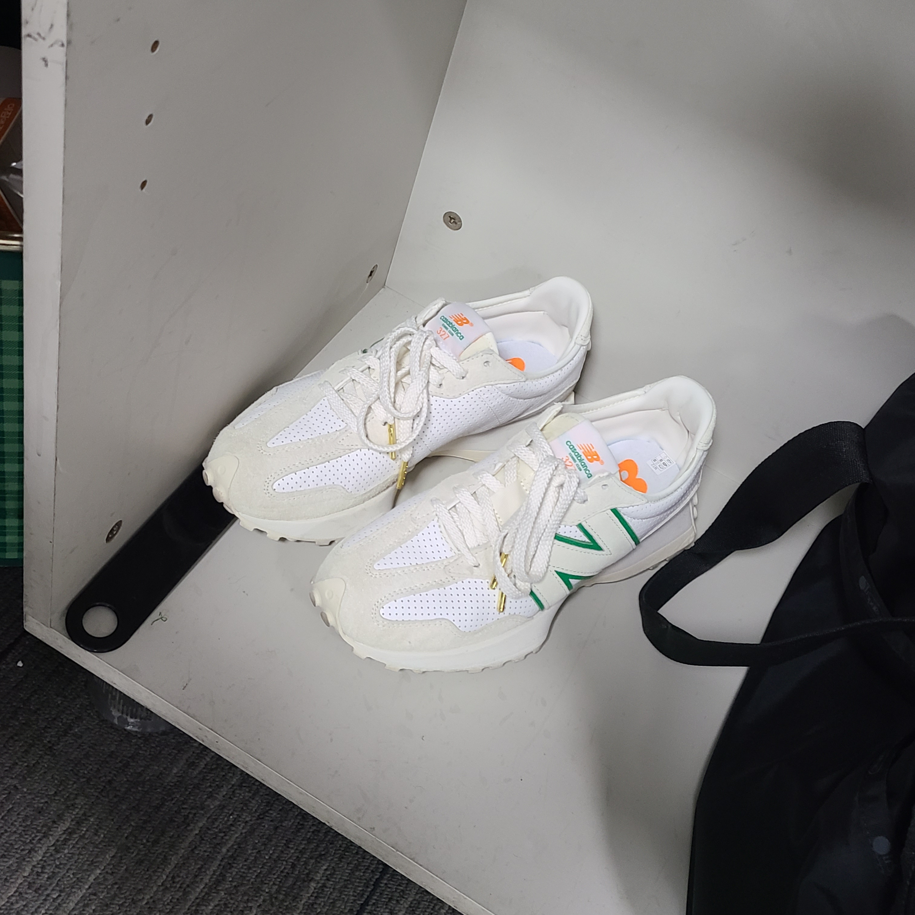 New Balance x Casablanca 327 Idealist Off White Green 착용 스타일 - 2