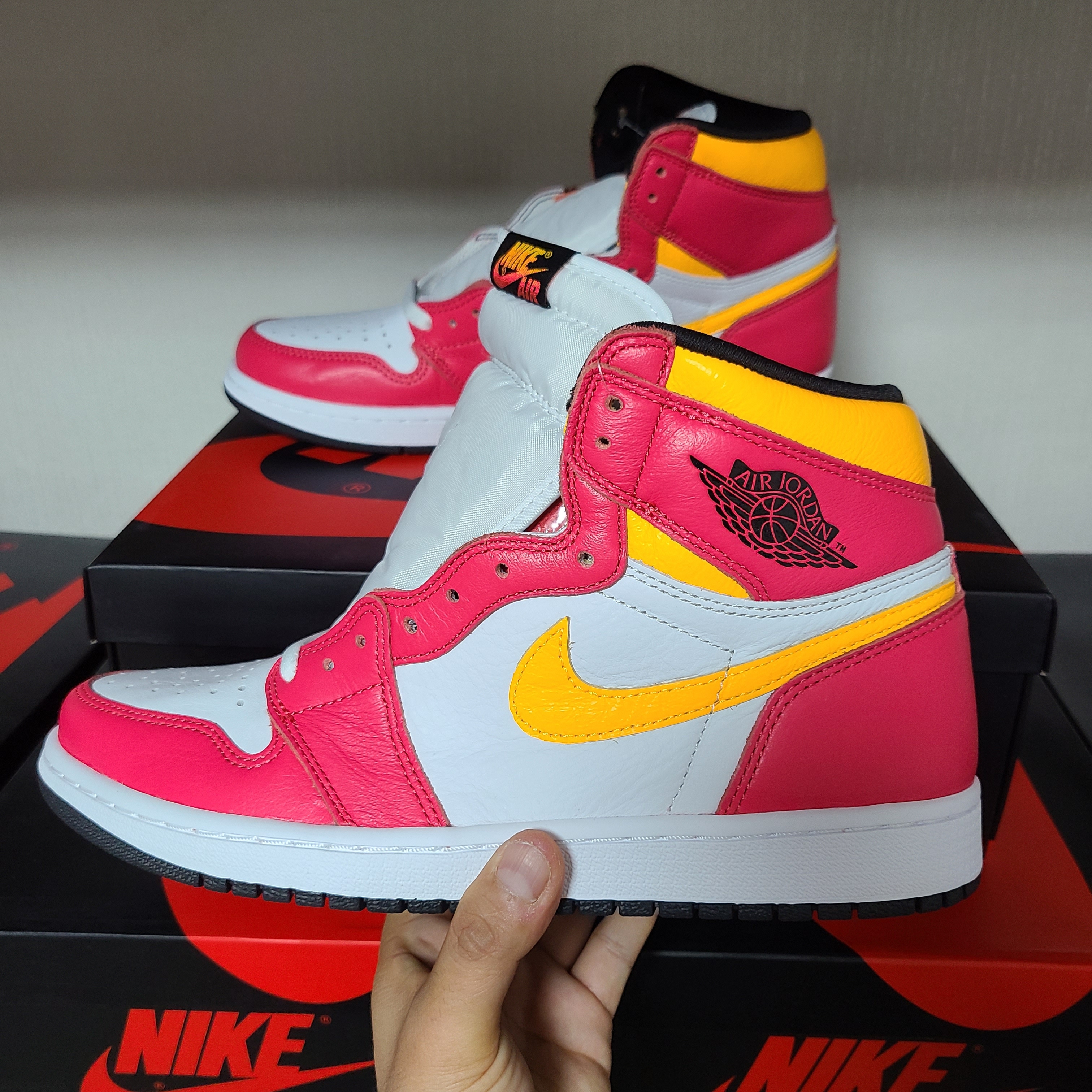 Jordan 1 Retro High OG Light Fusion Red 착용 스타일 - 2