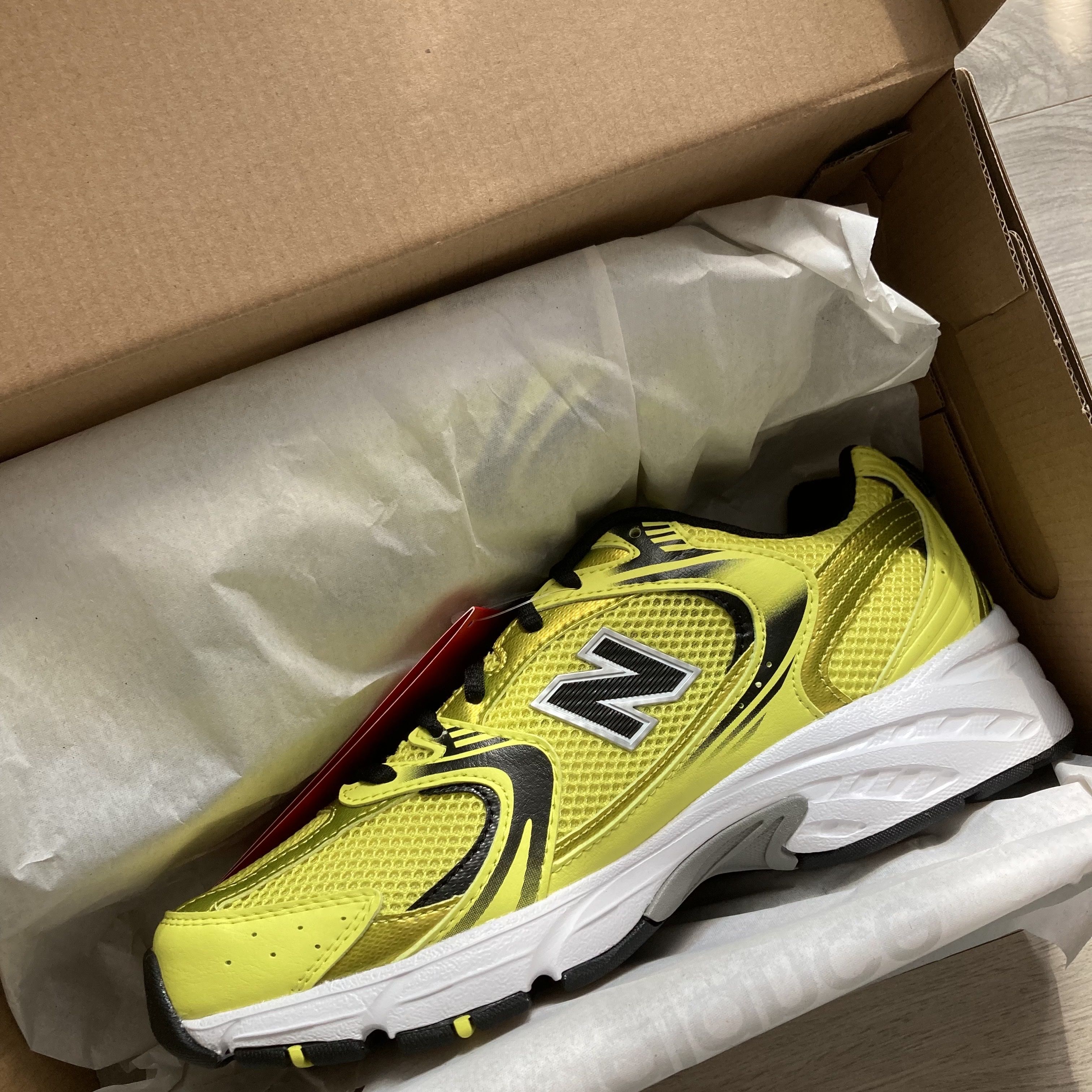 New Balance 530 Yellow 착용 스타일 - 1
