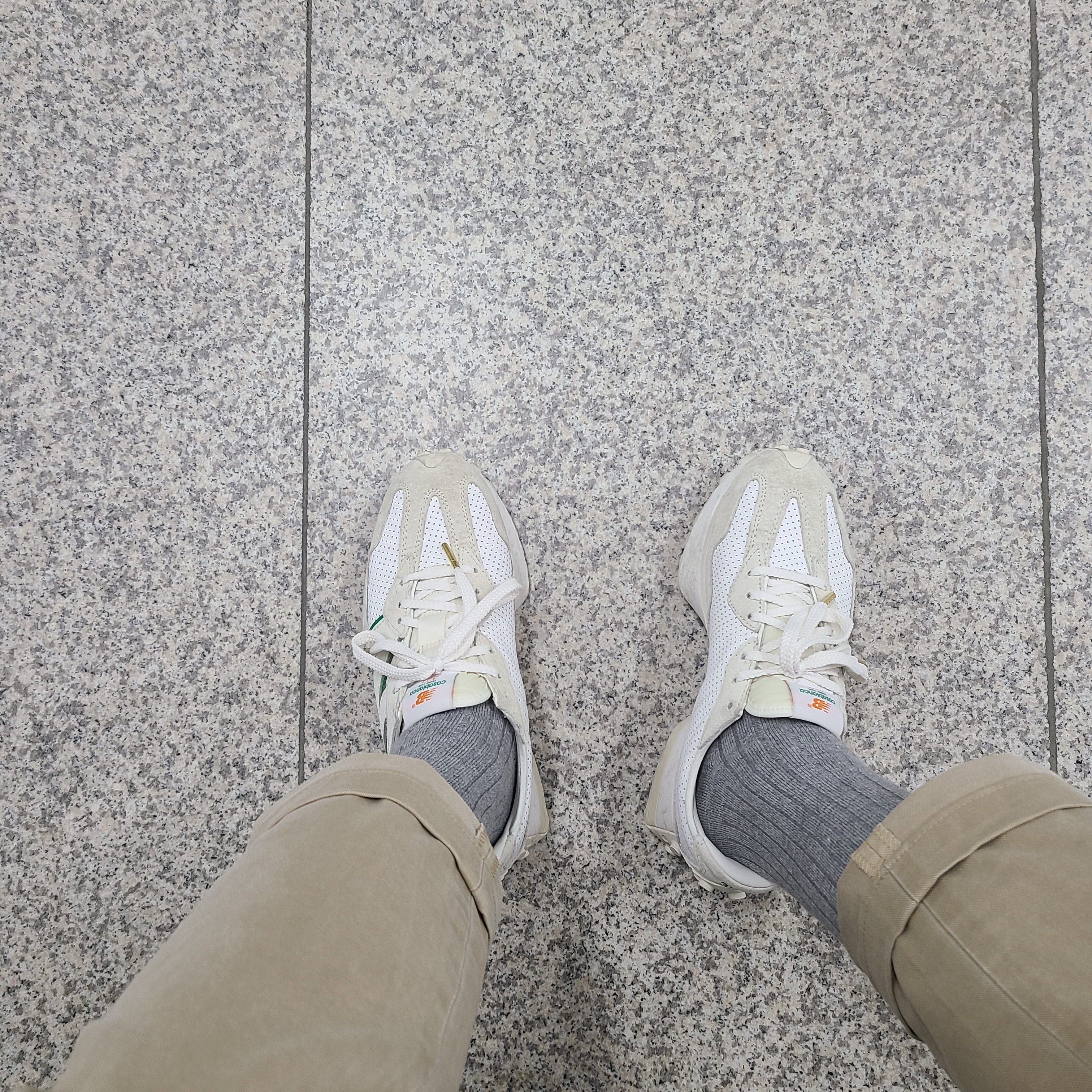 New Balance x Casablanca 327 Idealist Off White Green 착용 스타일 - 5