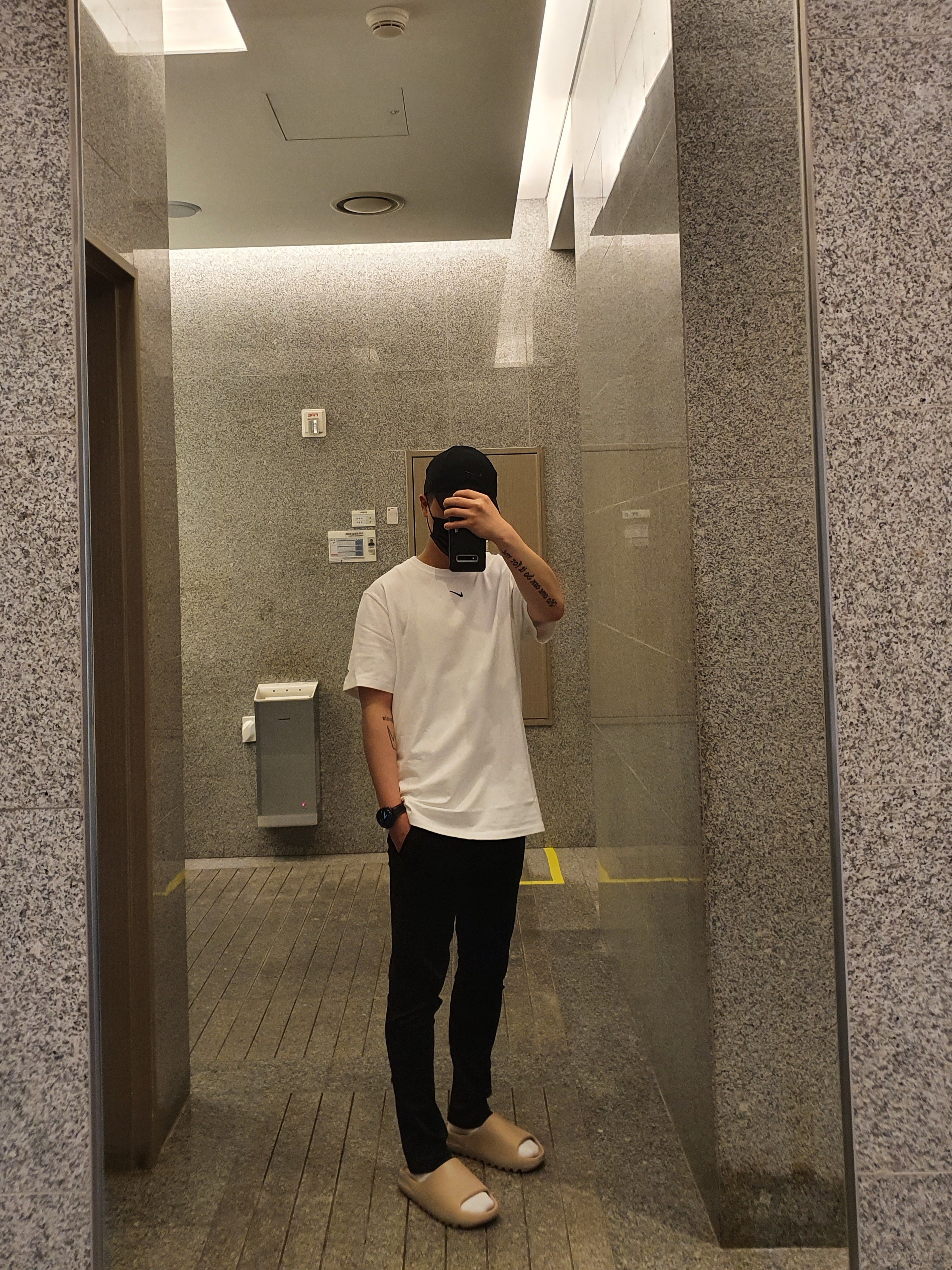 Nike x Drake Nocta NRG AU L91 Cap, Nike x Drake Nocta Cardinal Stock Essential T-Shirt White - US/EU 착용 스타일