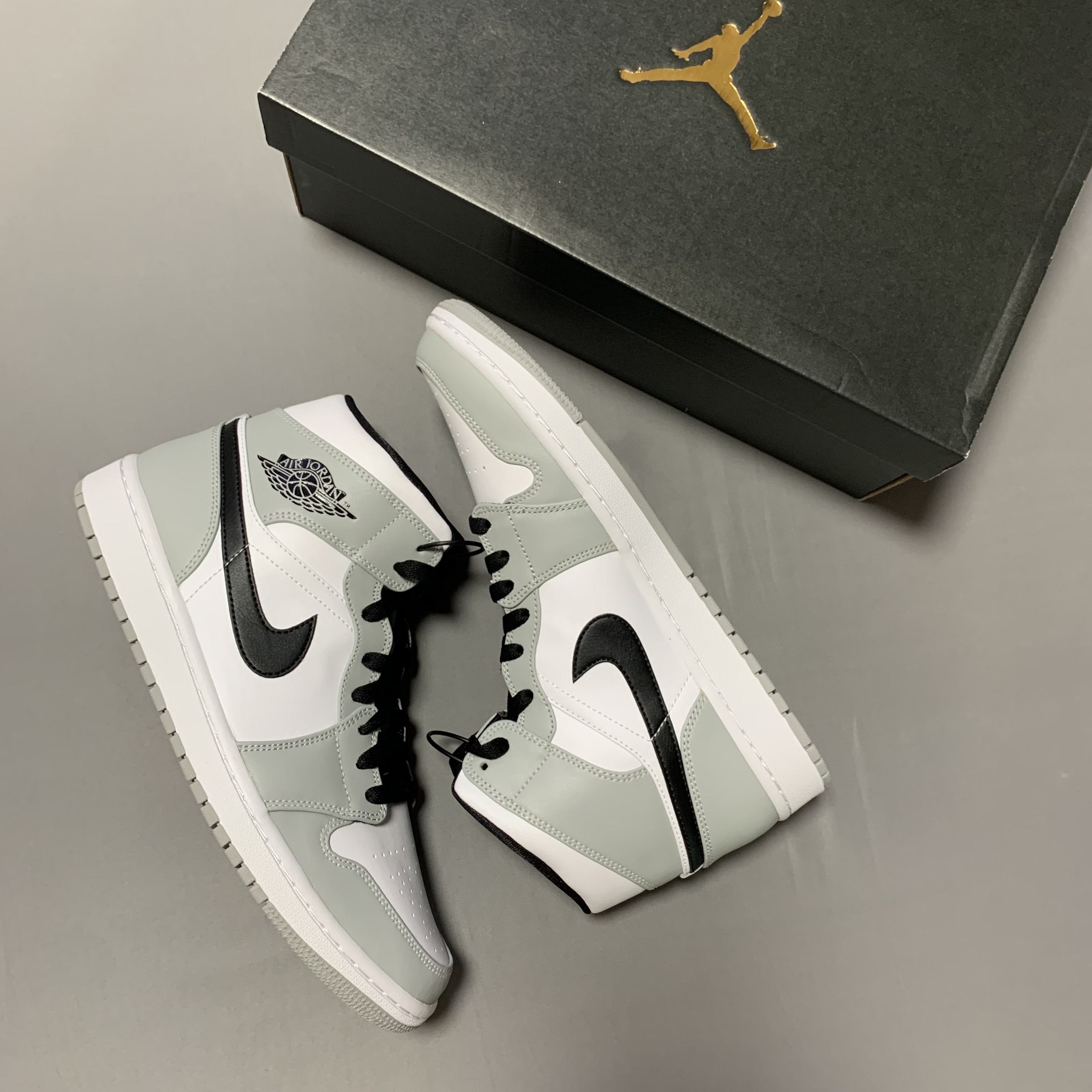 Jordan 1 Mid Light Smoke Grey 착용 스타일 - 1