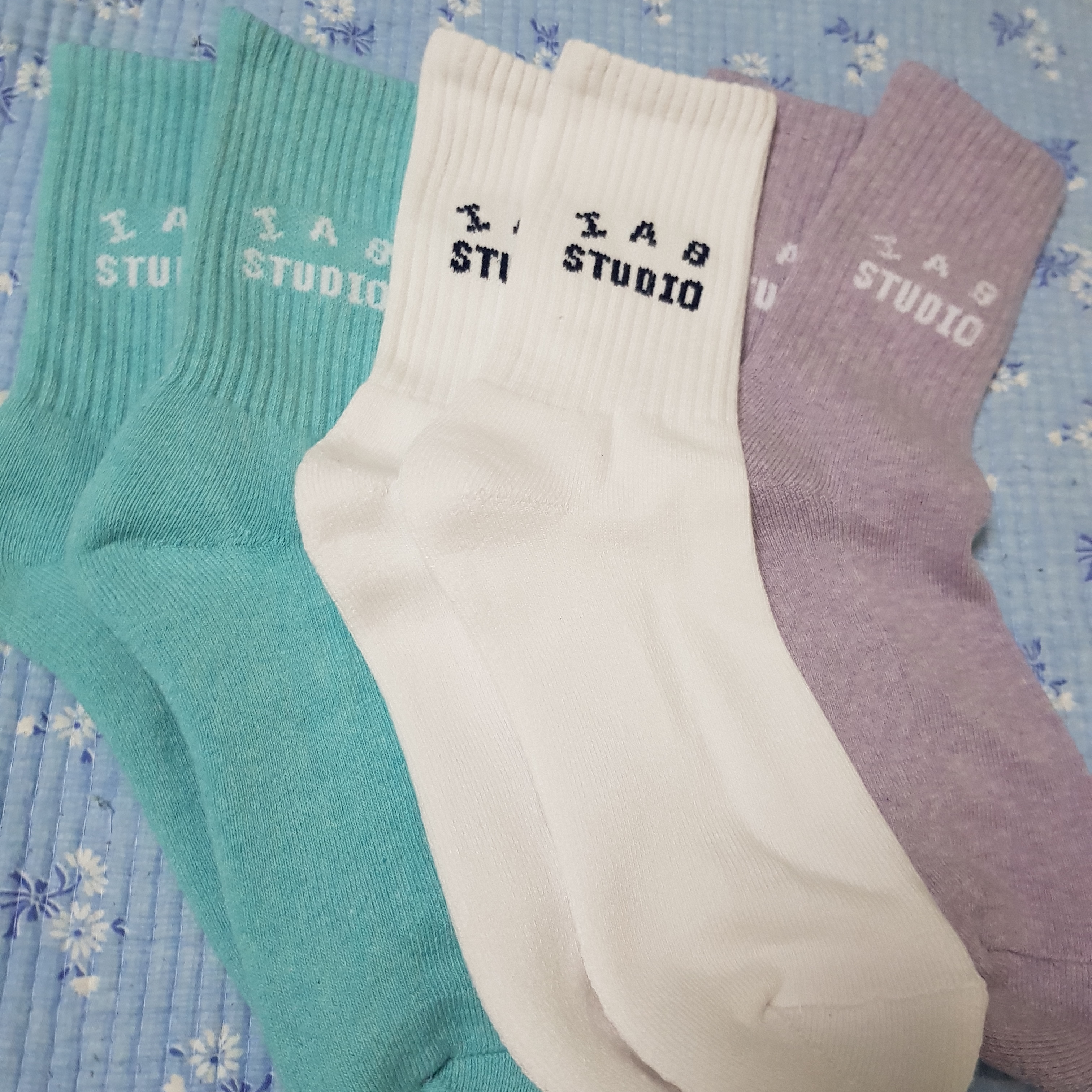 IAB Studio Socks Pack White Purple Cyan 착용 스타일