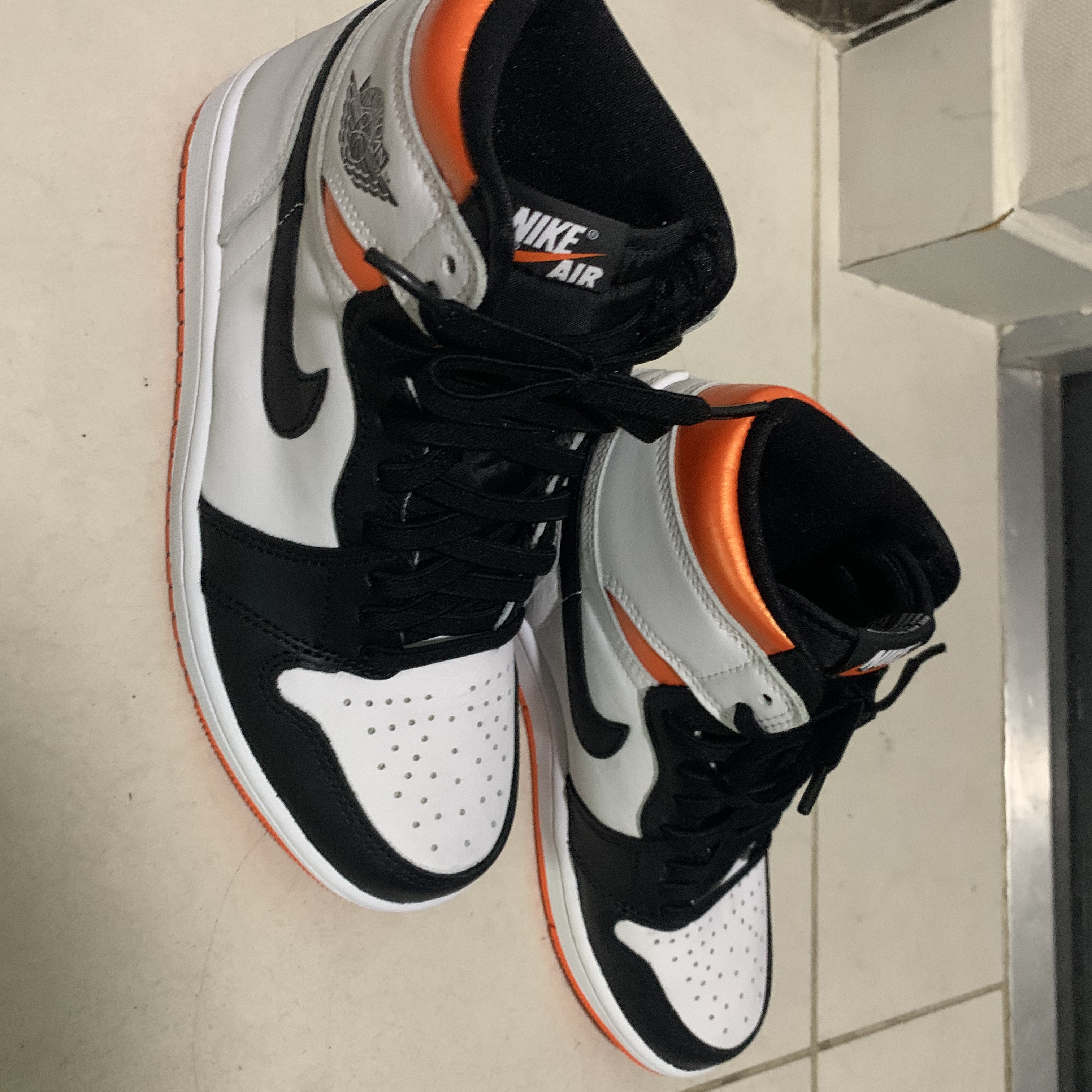 Jordan 1 Retro High OG Electro Orange 착용 스타일