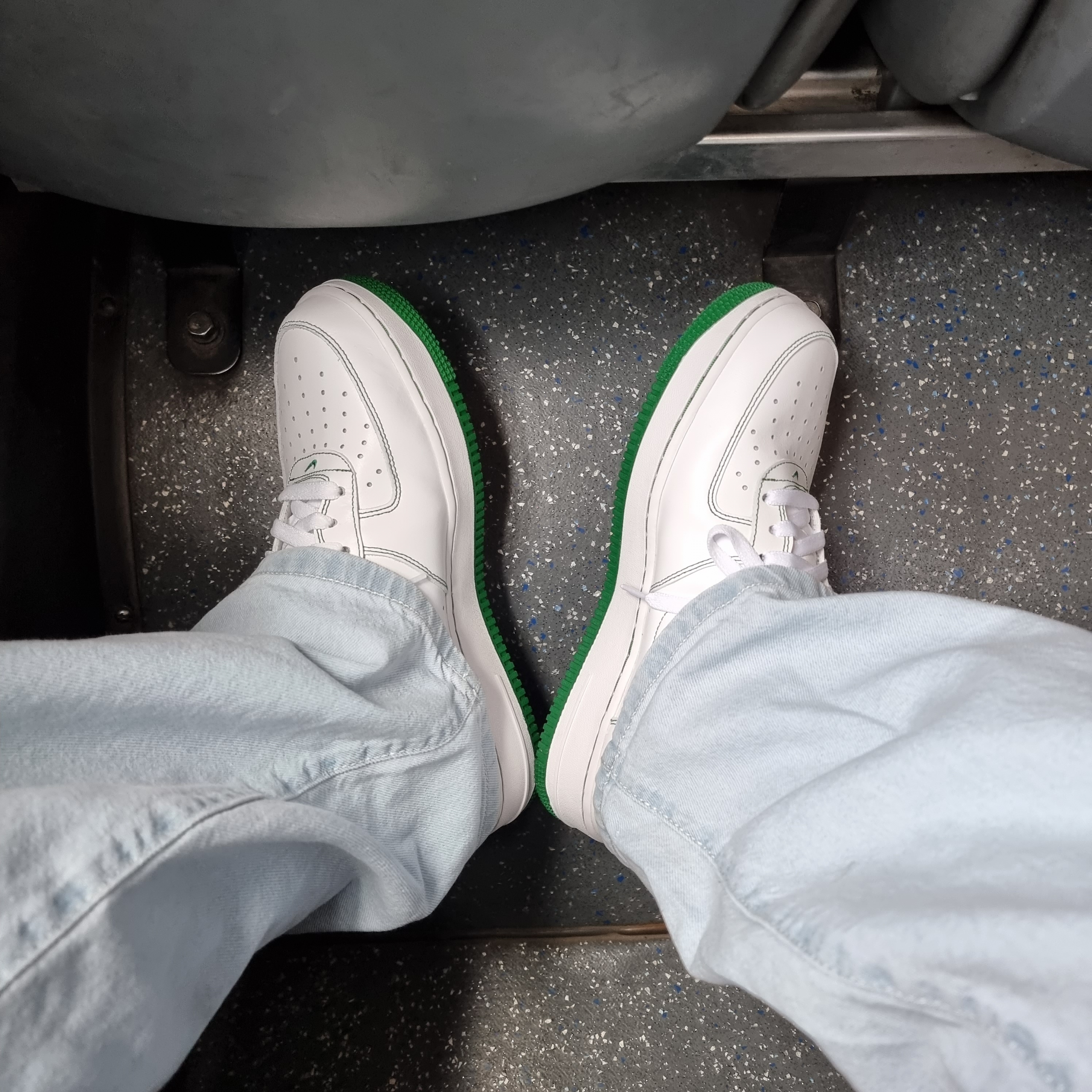 Nike Air Force 1 '07 Stitch Pine Green 착용 스타일 - 1