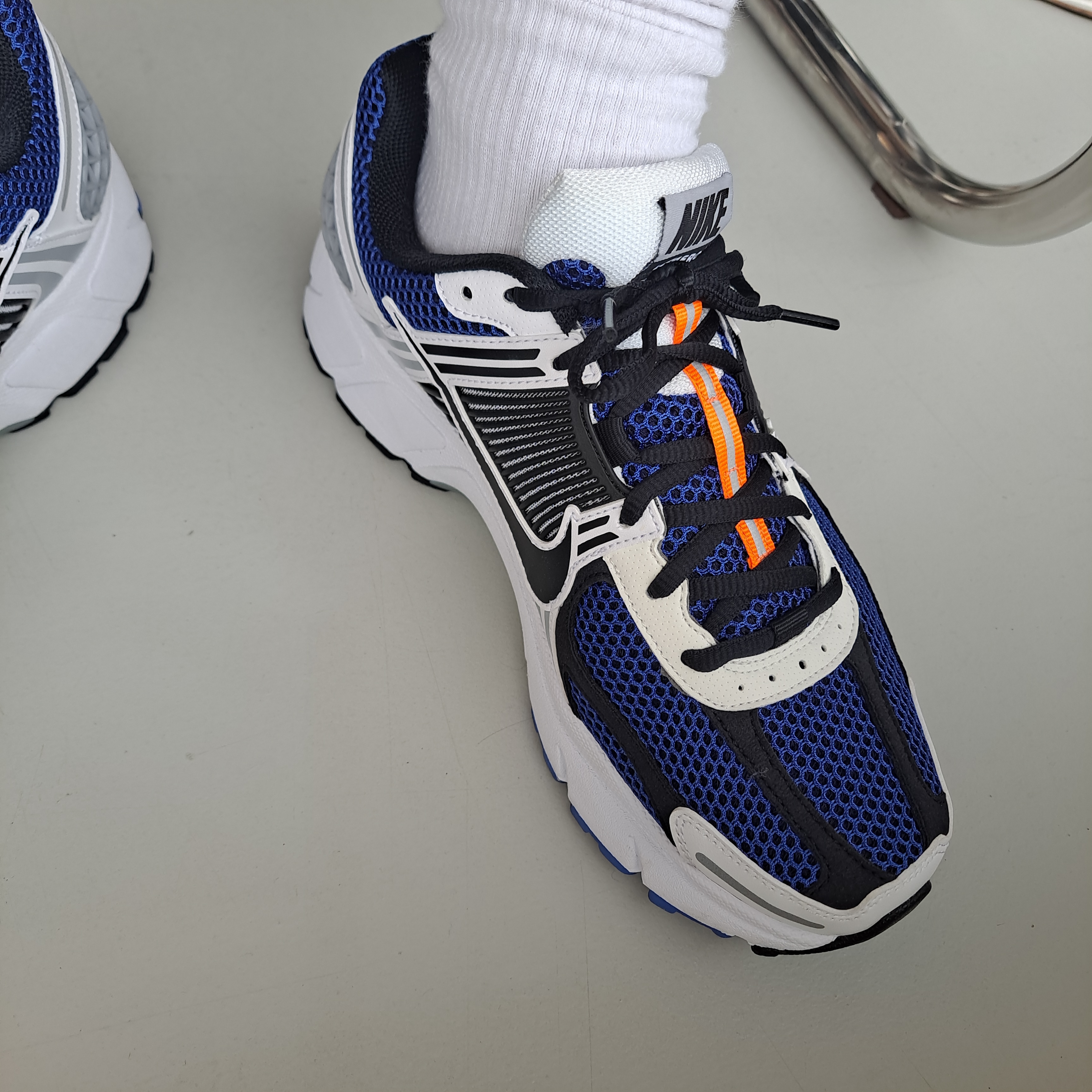 Nike Zoom Vomero 5 White Racer Blue Black 착용 스타일 - 1