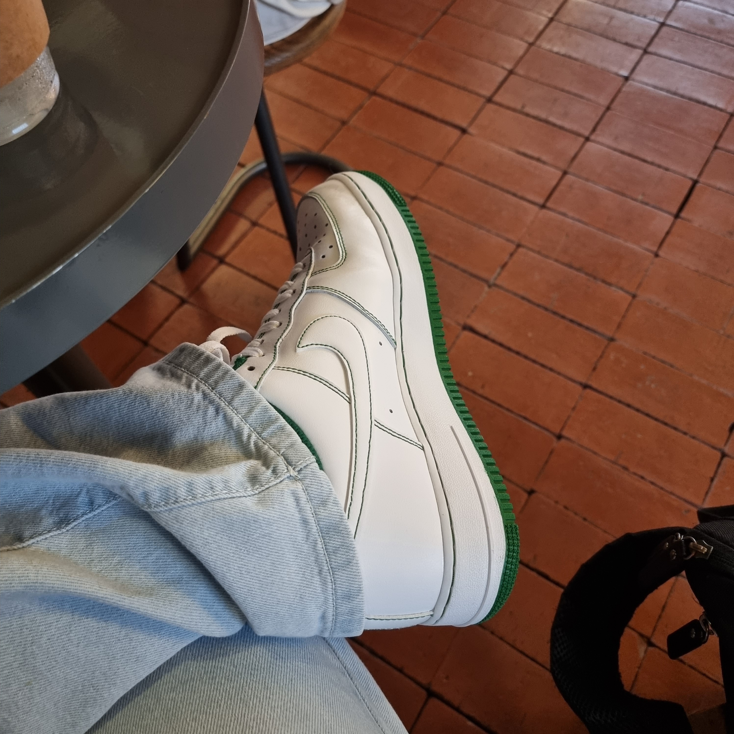 Nike Air Force 1 '07 Stitch Pine Green 착용 스타일 - 2