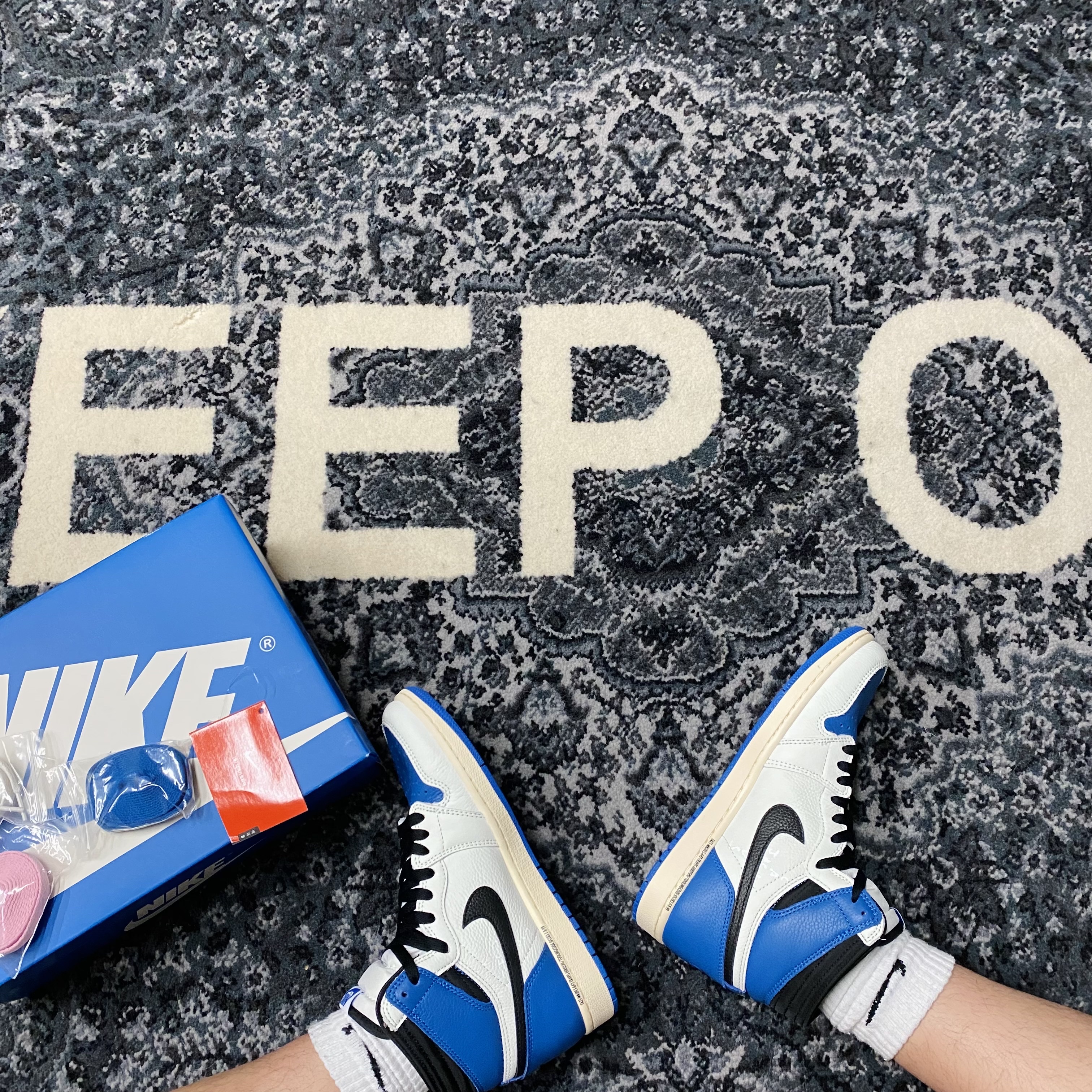 Jordan 1 x Travis Scott x Fragment Retro High OG SP Military Blue 착용 스타일 - 3