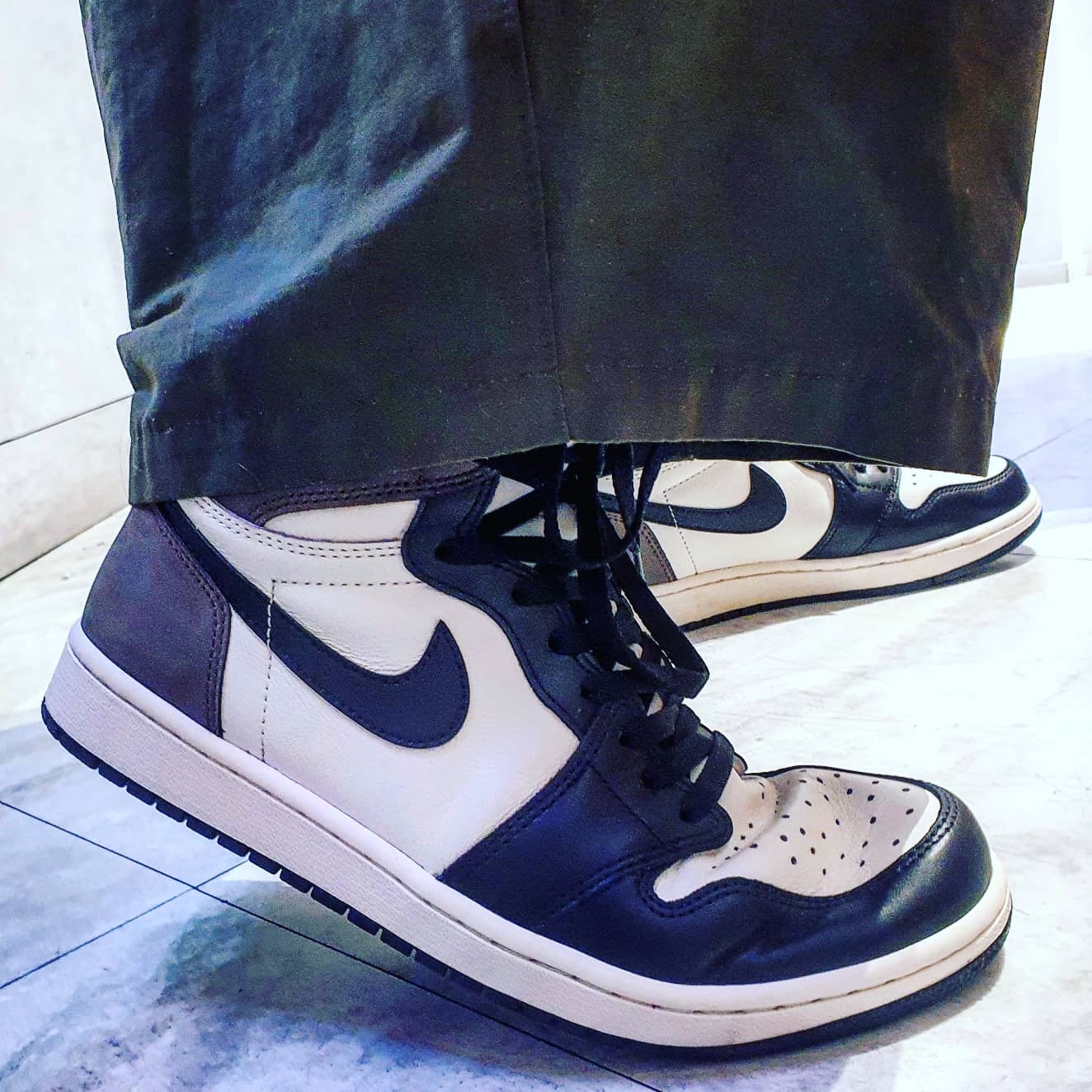Jordan 1 Retro High OG Black Mocha 착용 스타일 - 2